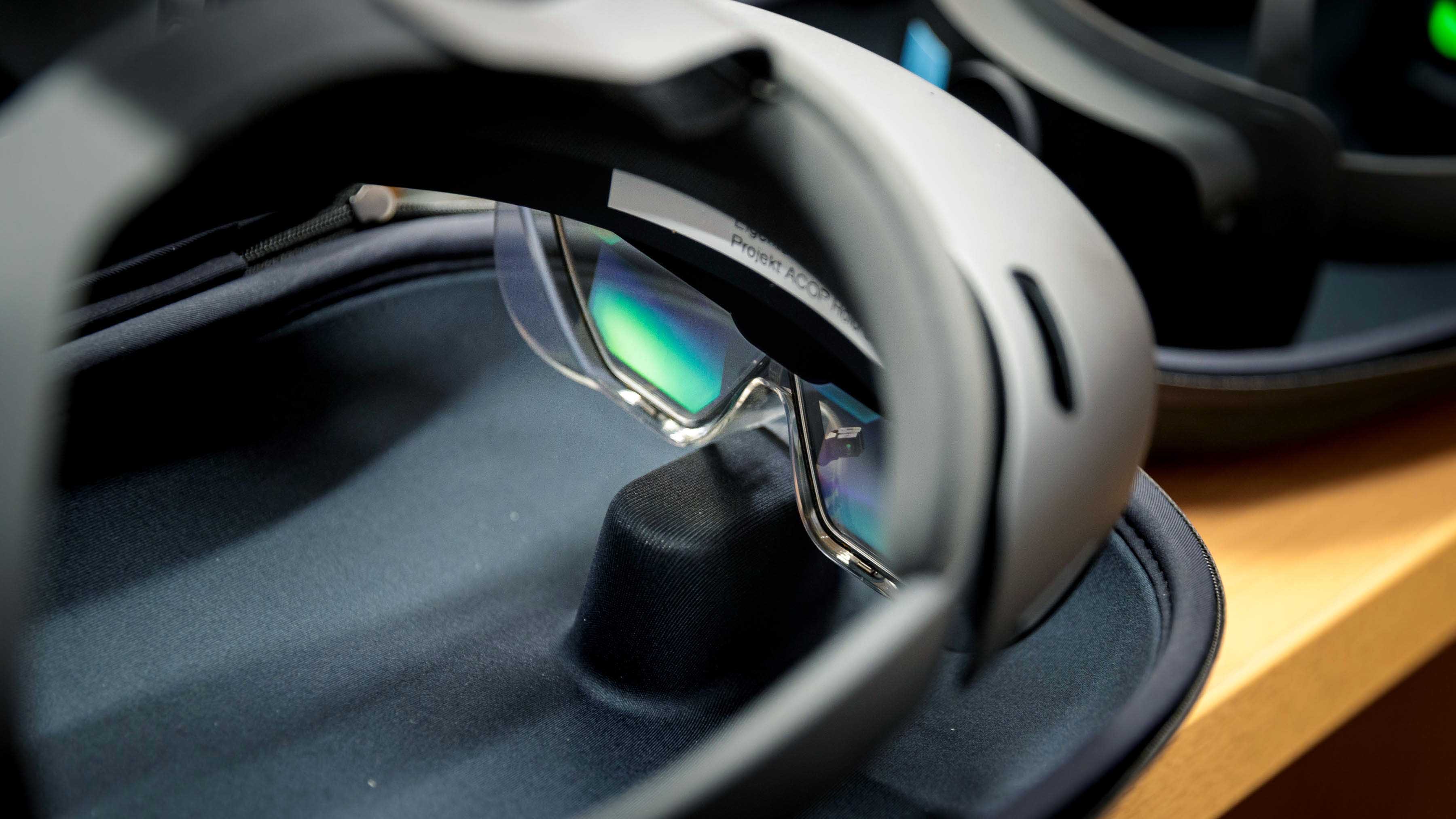 Mixed-Reality-Brille liegt auf Unterlage mit sichtbar transparentem Visier