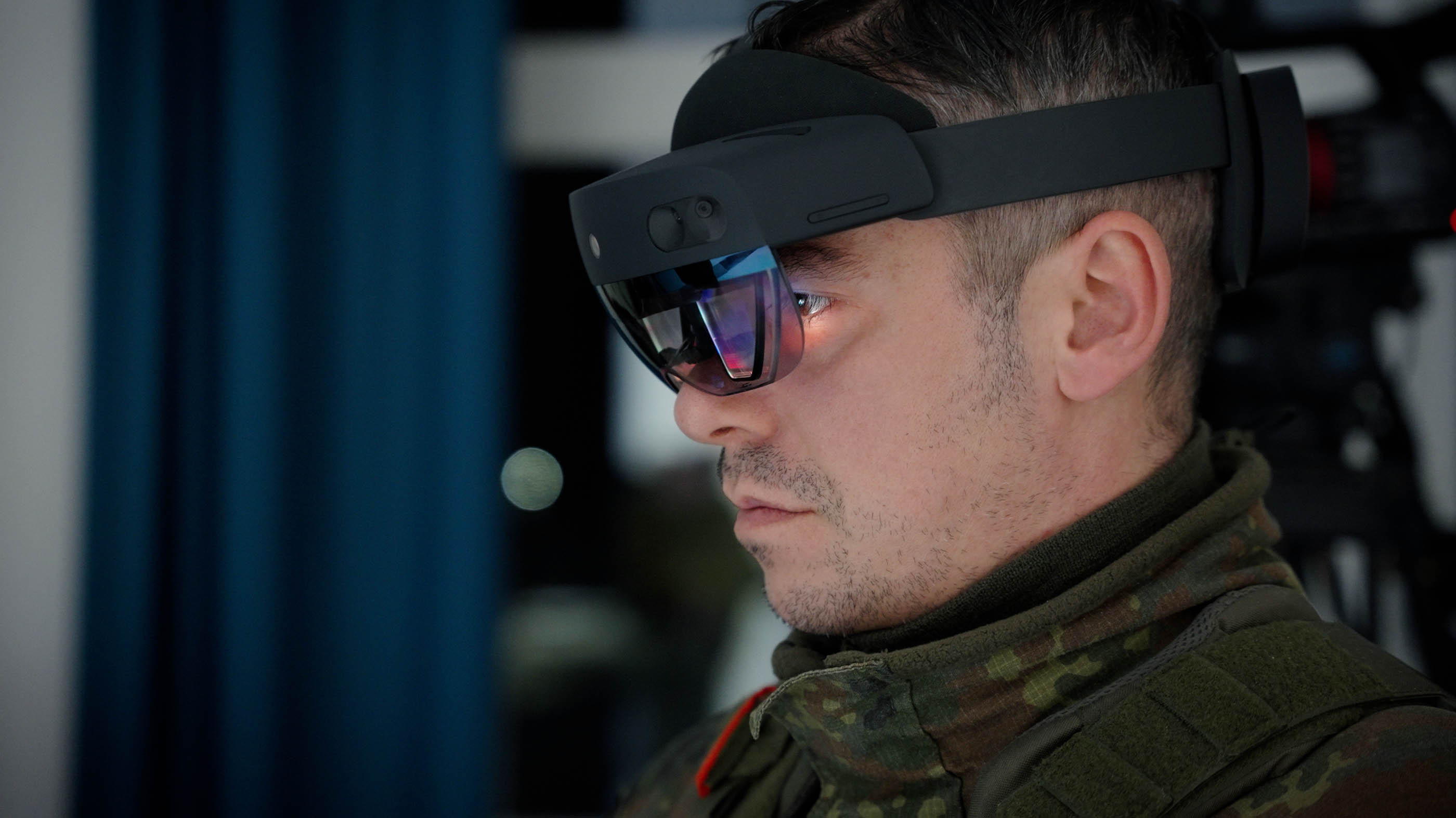 Person nutzt Mixed-Reality-Brille in militärischer Umgebung