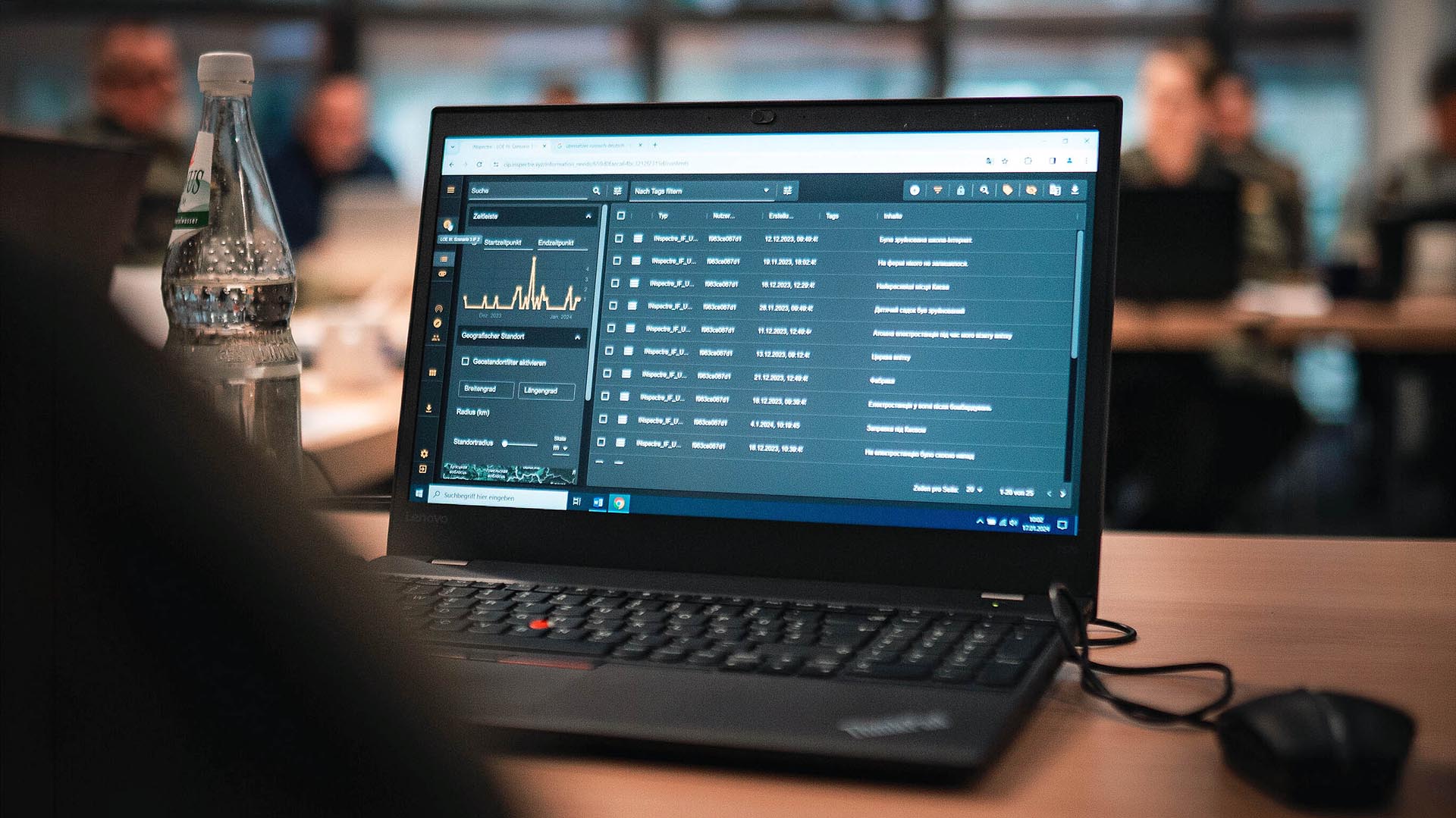 Laptop zeigt Softwareoberfläche mit Datenliste und Diagrammen