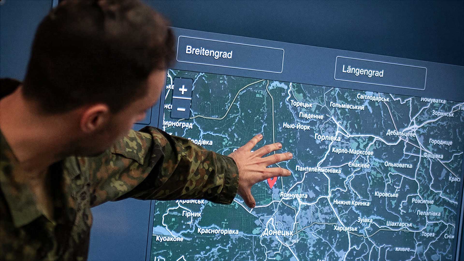 Soldat betrachtet digitale Karte.