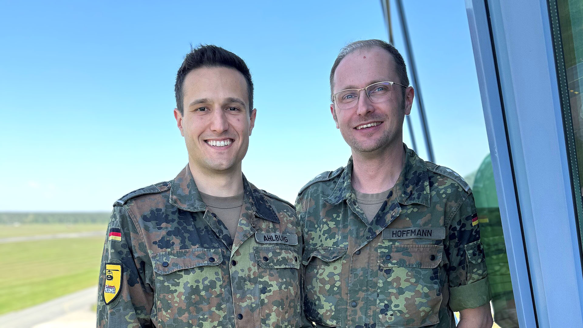 Hauptleute Sebastian Ahlburg und Stephan Hoffmann stehen in Uniform nebeneinander im Außenbereich