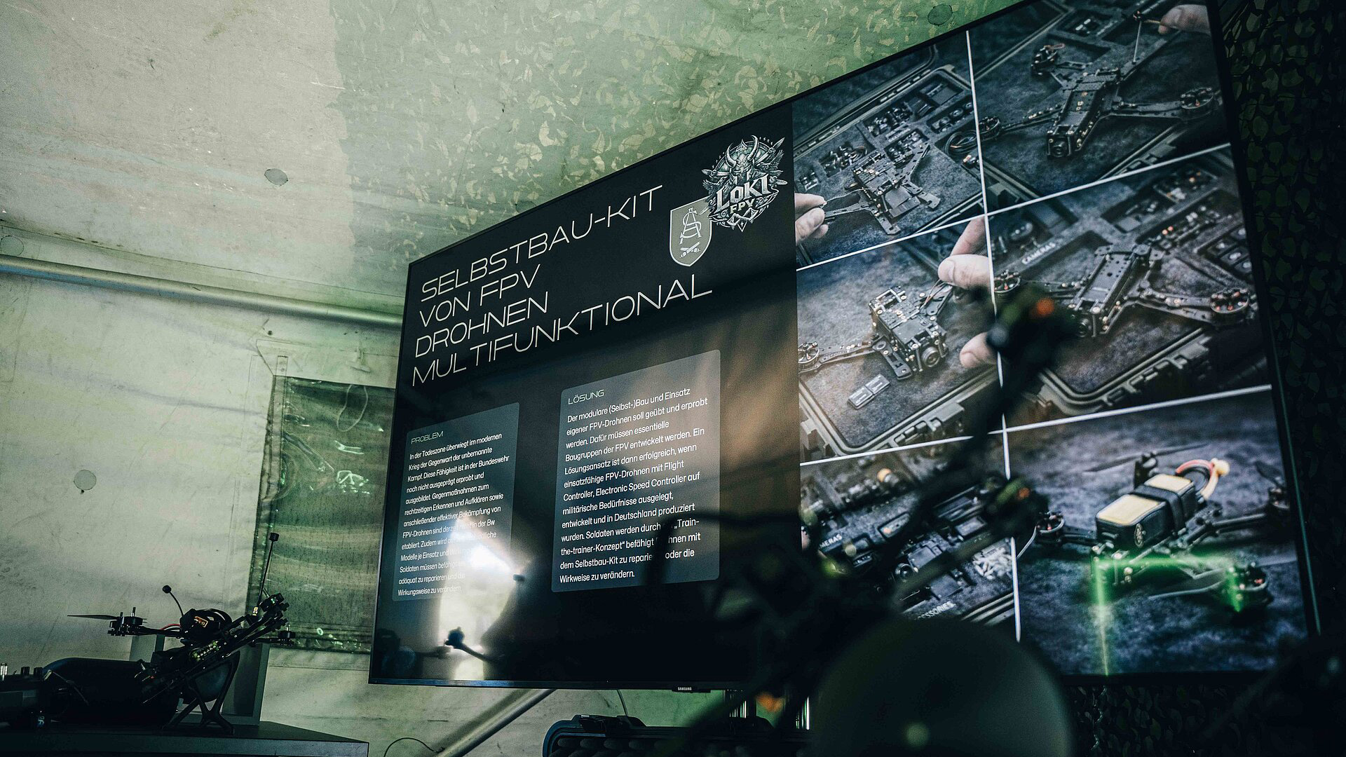 Großer Bildschirm mit der Aufschrift ‚Selbstbau-Kit von FPV Drohnen multifunktional‘ und technischen Abbildungen