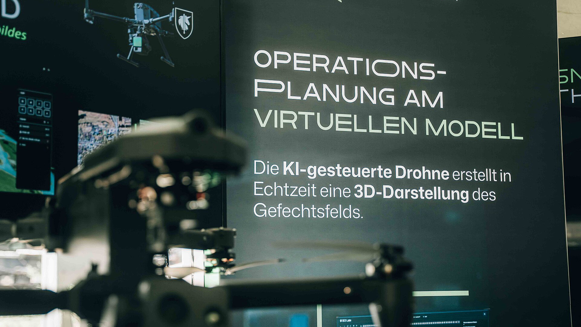 Bildschirm mit der Aufschrift ‚Operationsplanung am virtuellen Modell‘, im Vordergrund unscharfe technische Geräte