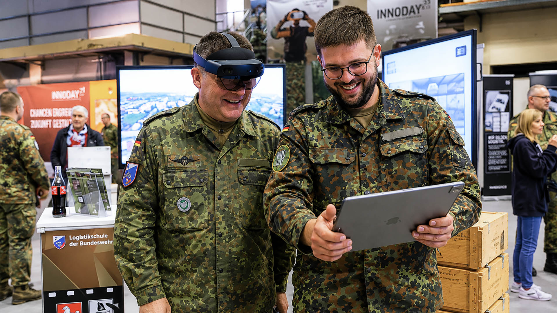 Zwei Soldaten testen Tablet und Mixed-Reality-Brille an Messestand