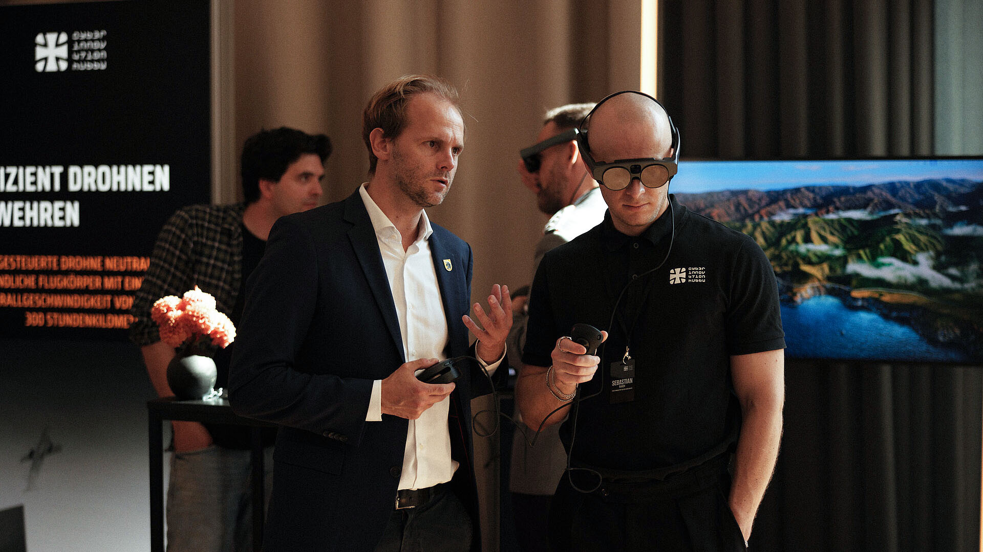 Zwei Personen testen VR-Anwendung an Messestand im Innenraum