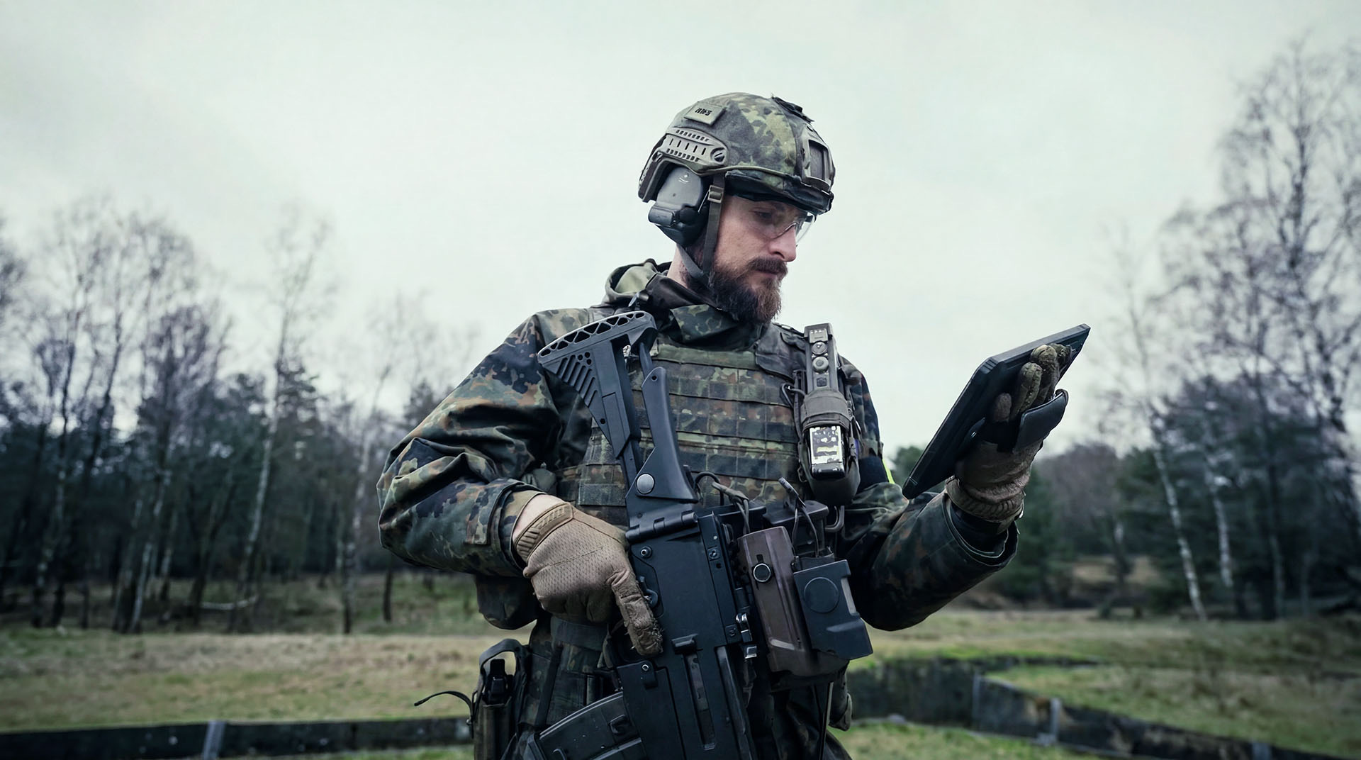 Soldat zielt aus gedeckter Stellung durch Schießscharte