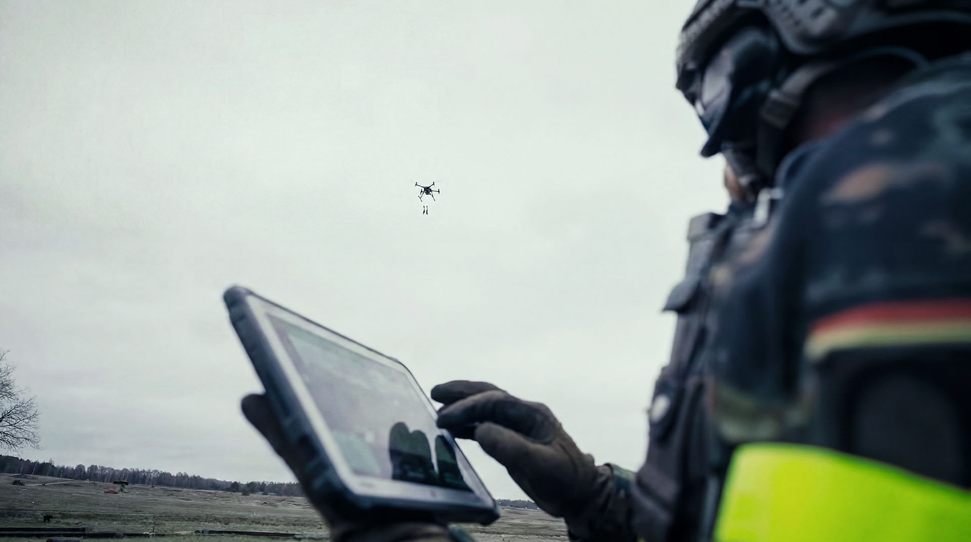 Soldat nutzt Tablet zur Steuerung einer Drohne im Einsatzgebiet