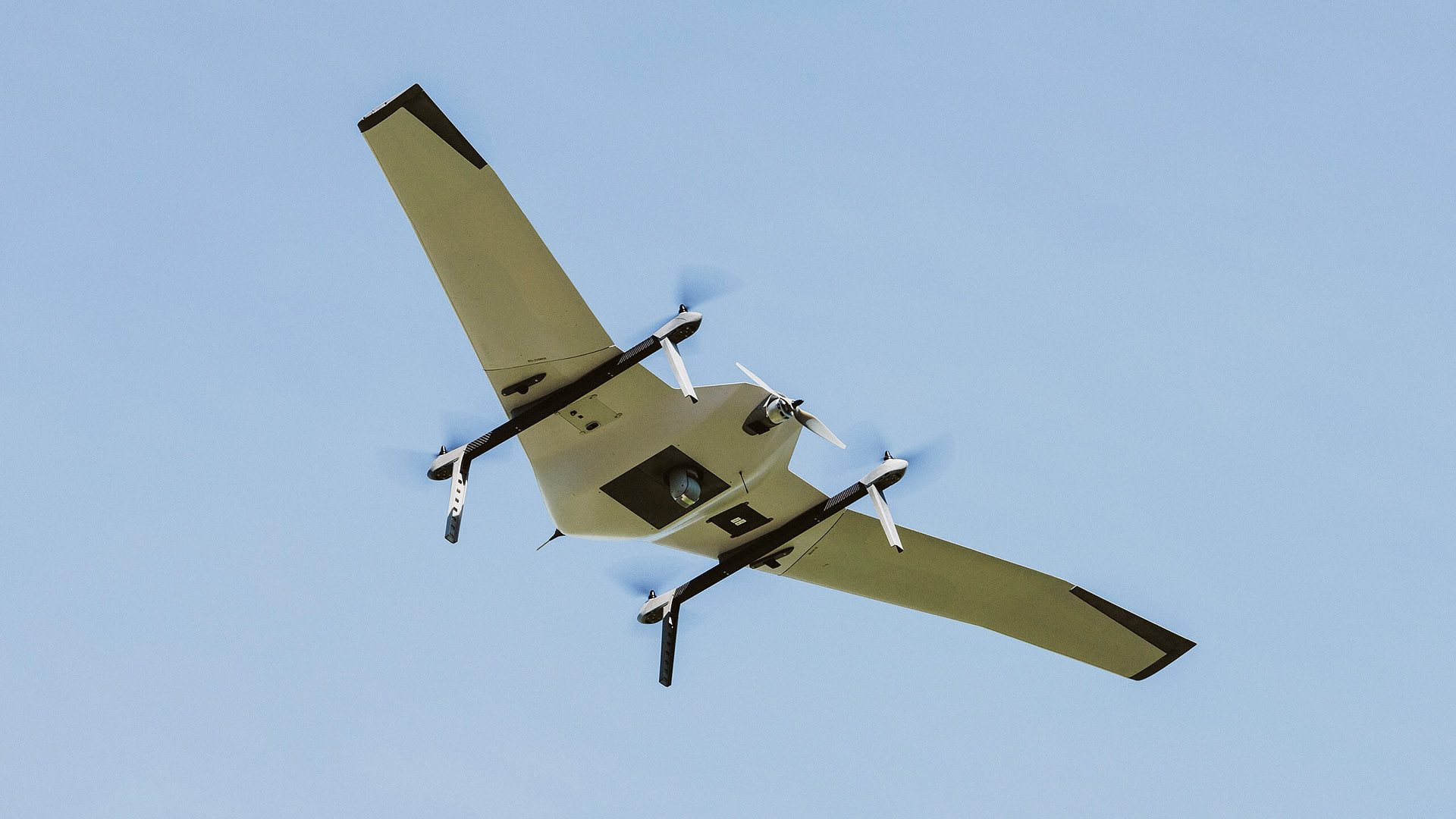 Fluggerät mit Tragflächen fliegt gegen klaren Himmel