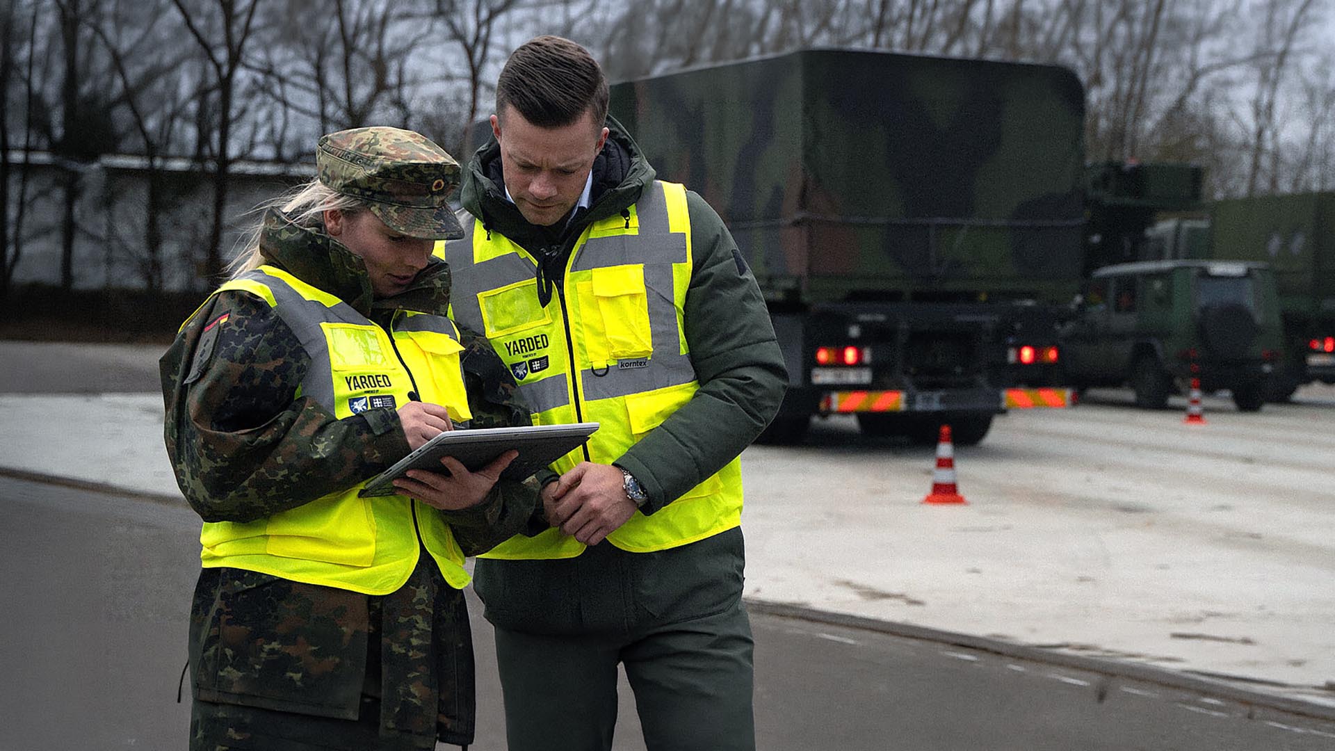 Soldat:innen schauen gemeinsam auf ein Tablet