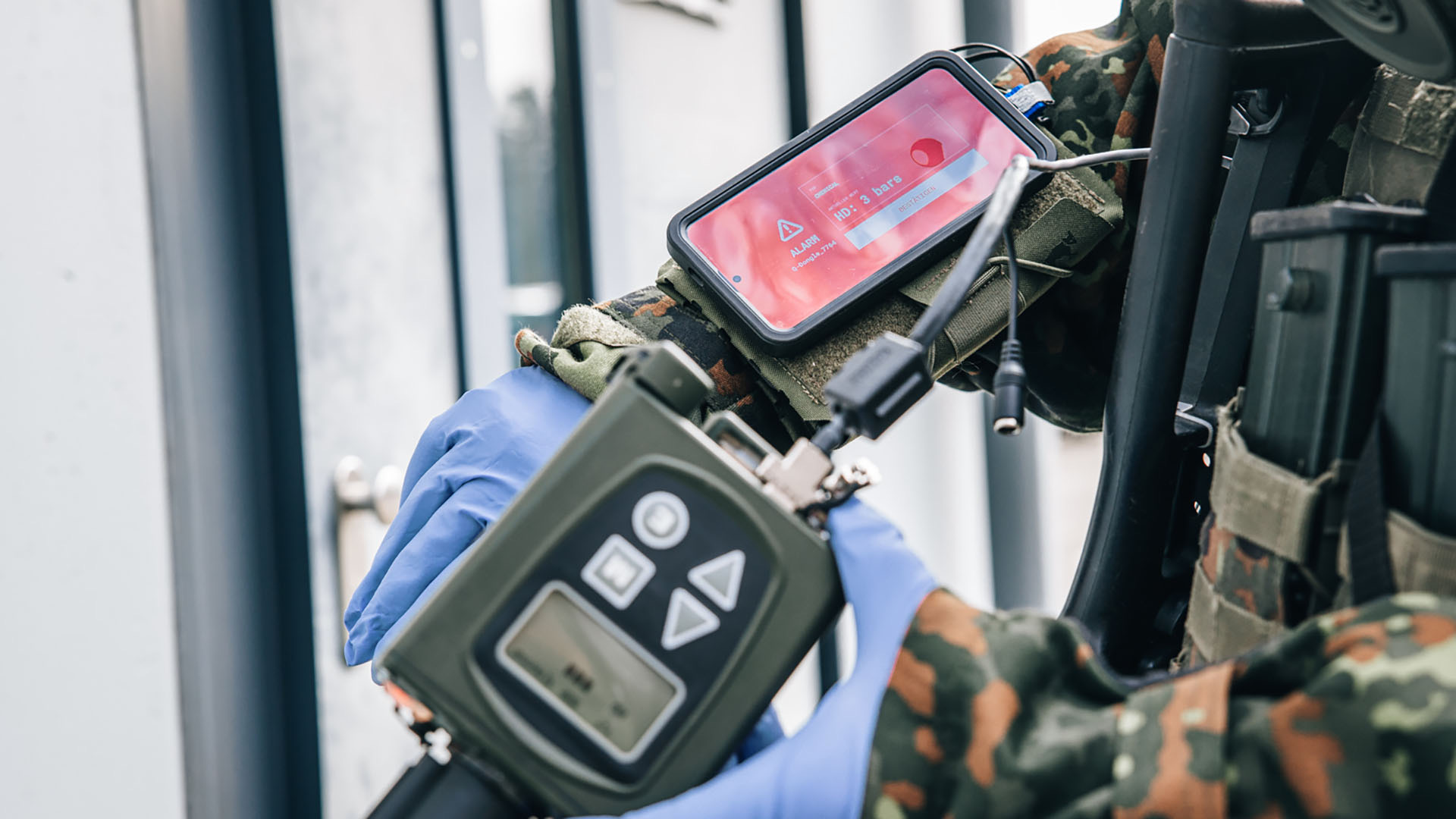 Sensorgerät mit Display wird am Arm eines Soldaten bedient