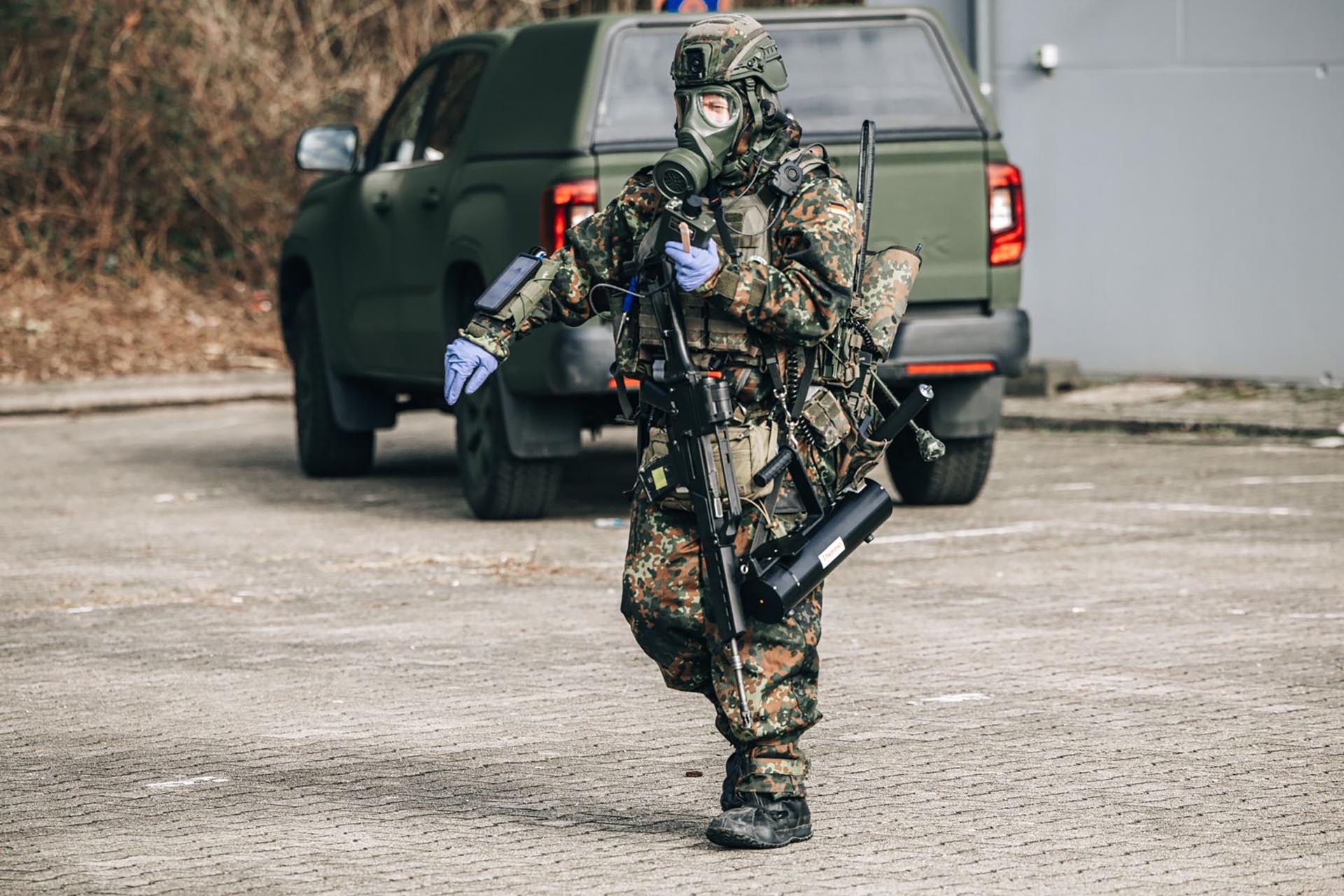 Soldat markiert Fundstelle während Messung im Einsatz