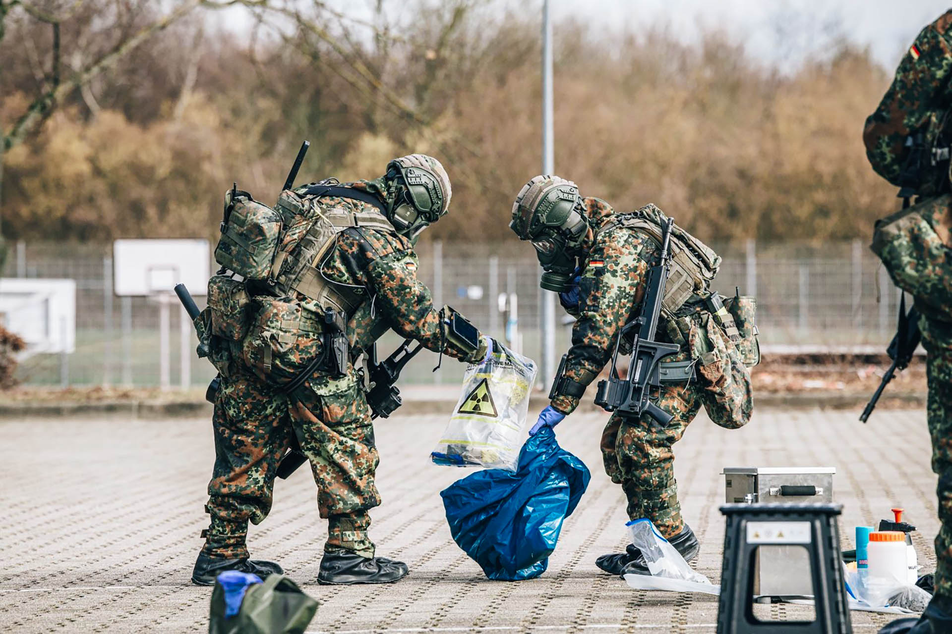 Zwei Soldaten sichern Probenmaterial in gekennzeichnetem Beutel