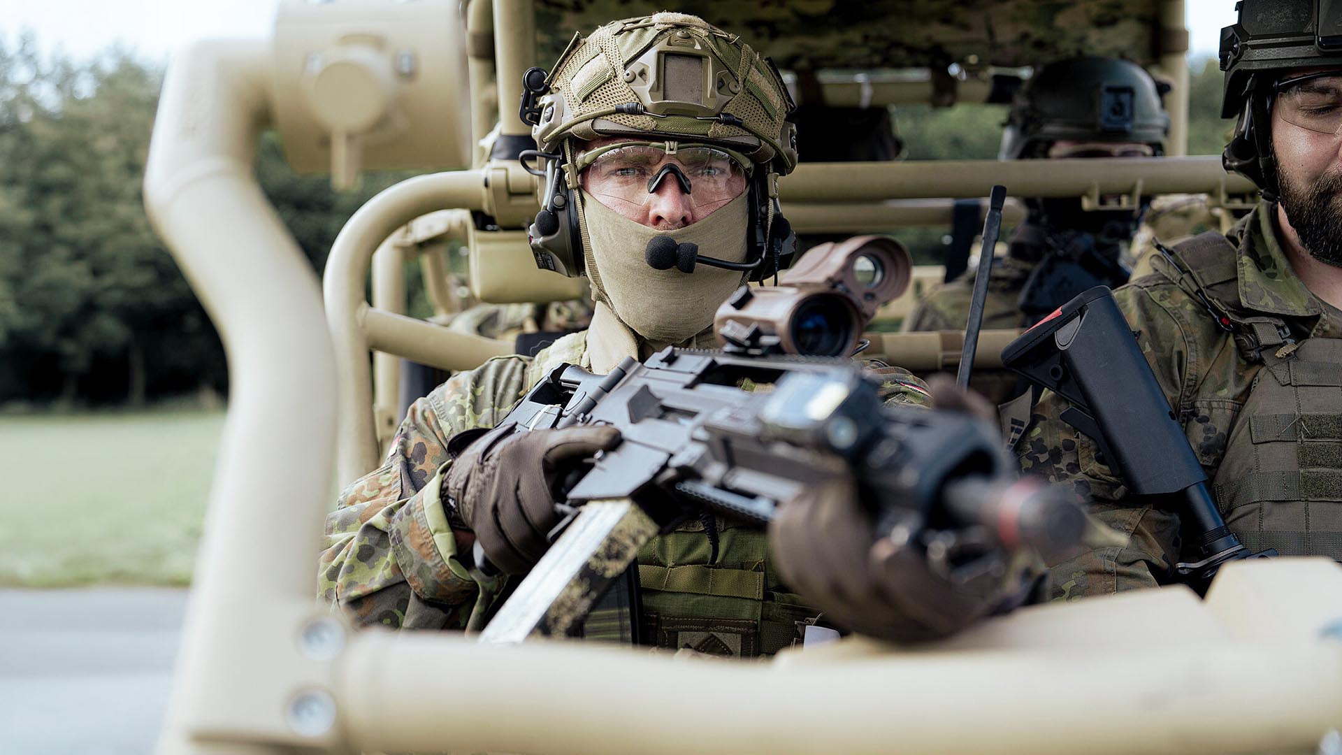 Soldat übt mit DAAT die Verteidigung mit der Handwaffe. 