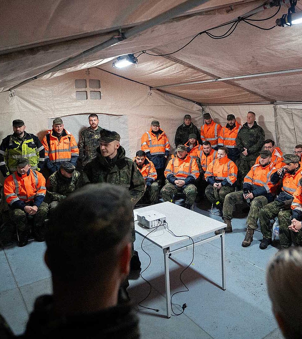 Logistikbesprechung einer Gruppe Soldat:innen
