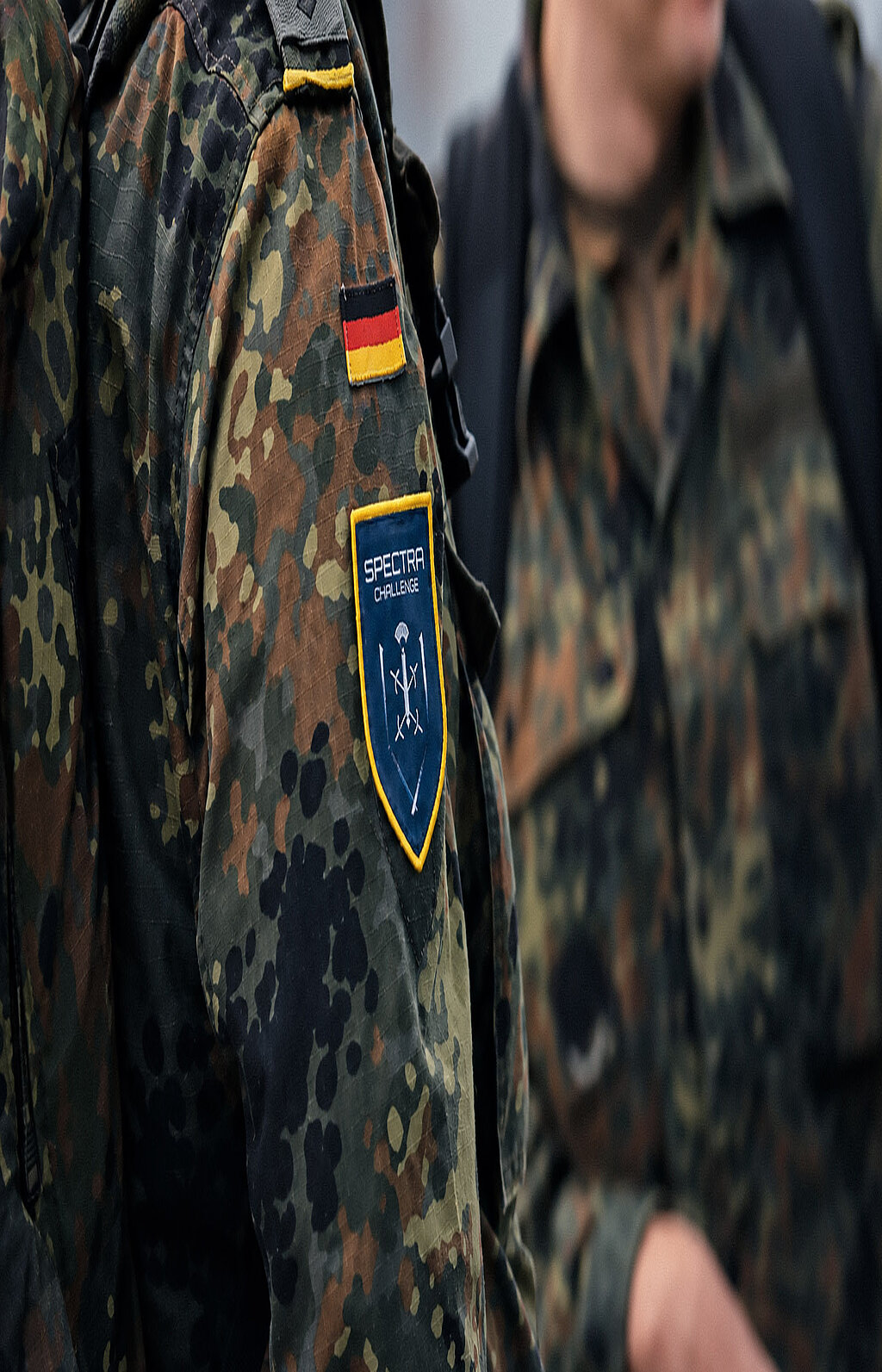 Detailansicht eines Aufnähers der Spectra Challenge auf Uniform