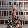 Oberstabsgefreite Laura im Innenhof eines Bürogebäudes