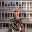 Oberstabsgefreite Laura im Innenhof eines Bürogebäudes.