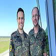 Hauptleute Sebastian Ahlburg und Stephan Hoffmann stehen in Uniform nebeneinander im Außenbereich