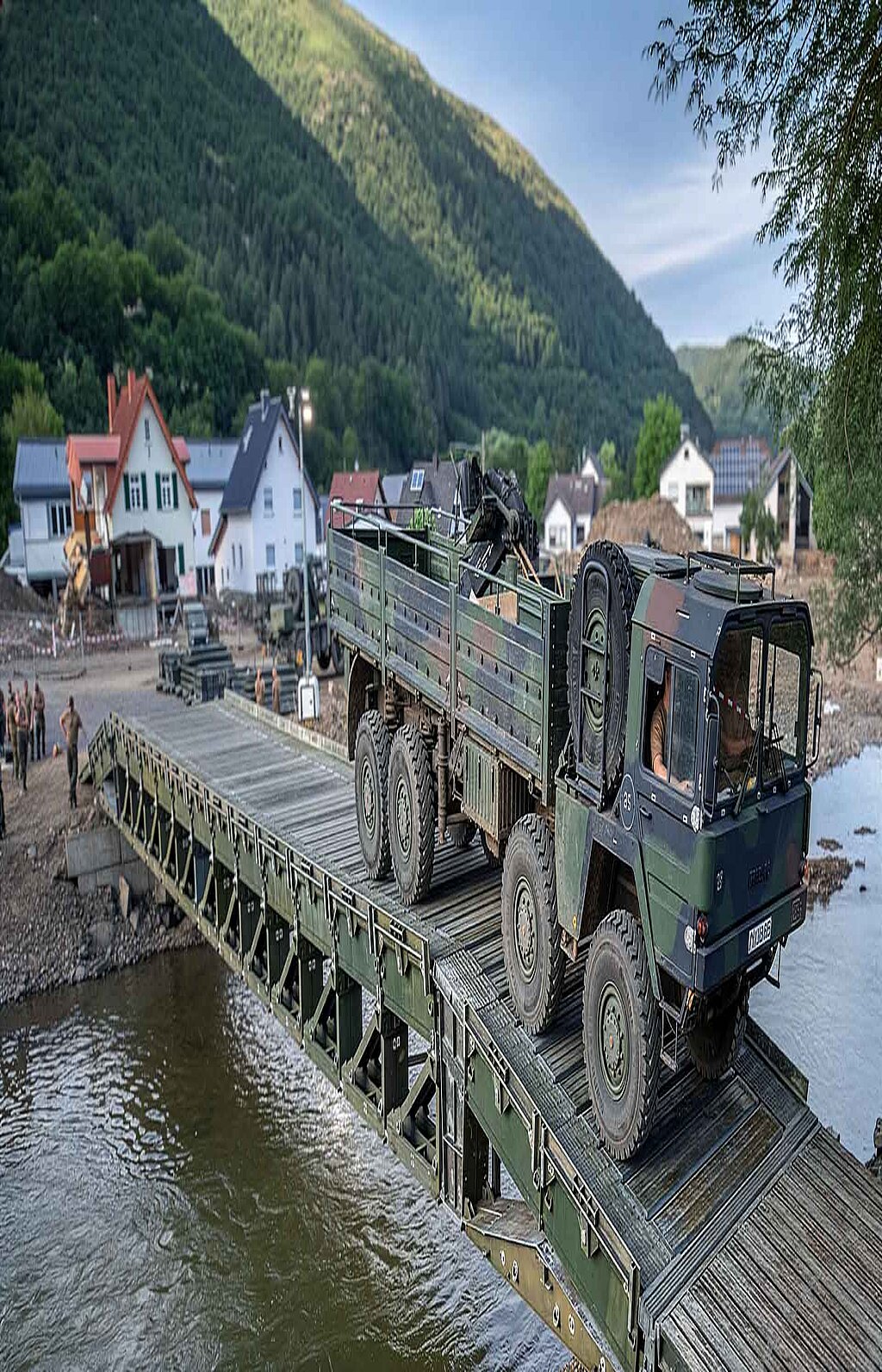 Fahrzeug der Bundeswehr überquert Brücke.