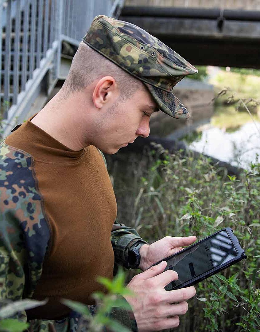 Soldat bei der Erkundung im Gelände