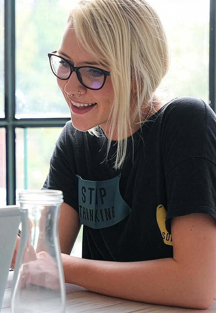 Soldatin und zivile Person arbeiten gemeinsam am Laptop