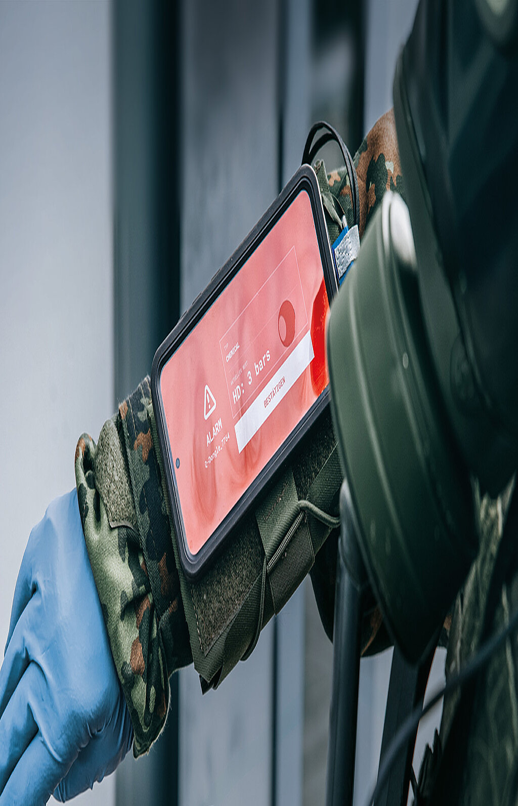 Armbefestigtes Smartphone zeigt Alarmmeldung während Einsatz