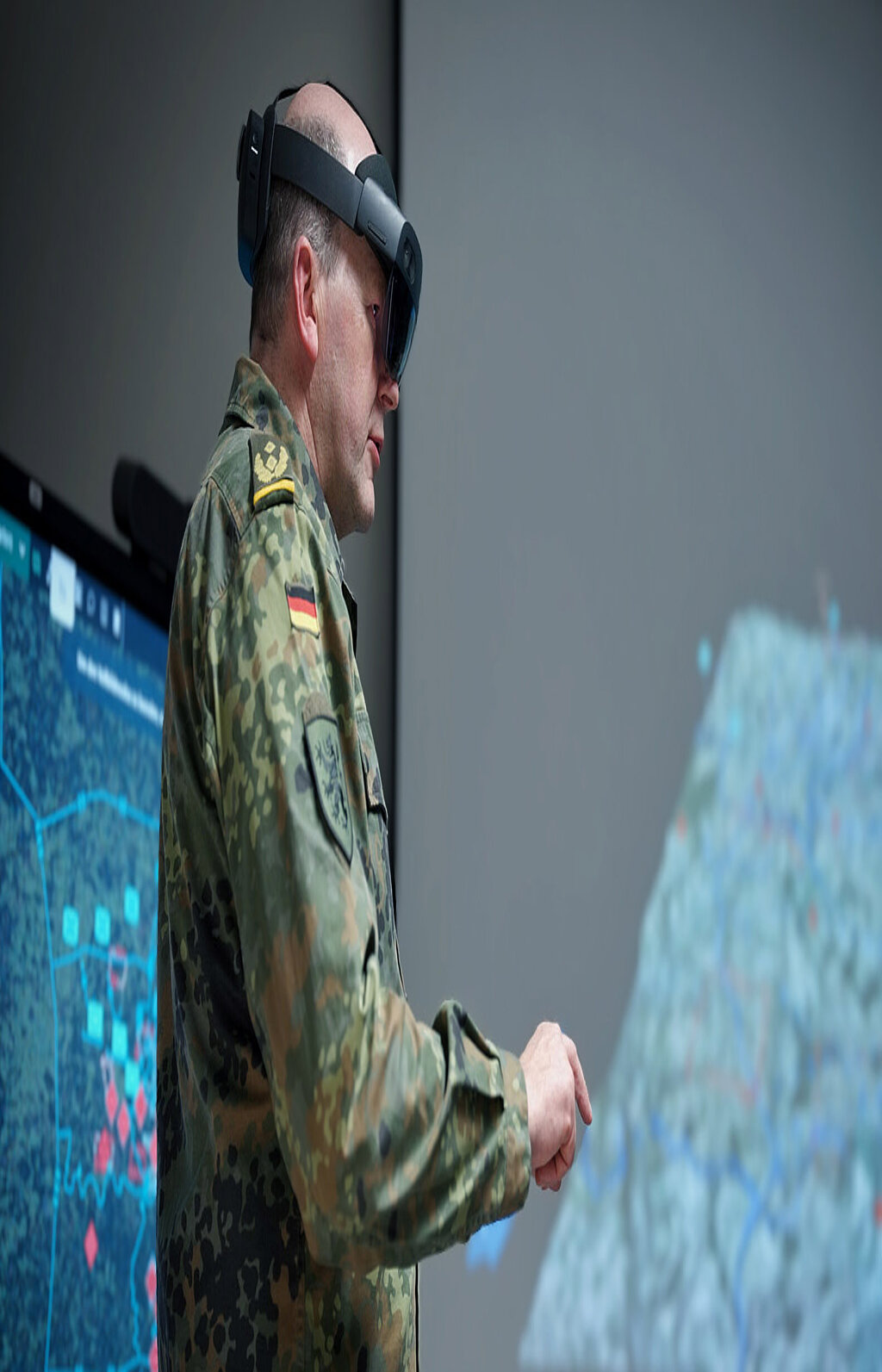 Soldat demonstriert Mixed-Reality-Brille für 3D-Visualisierung der Lage auf dem Gefechtsfeld.