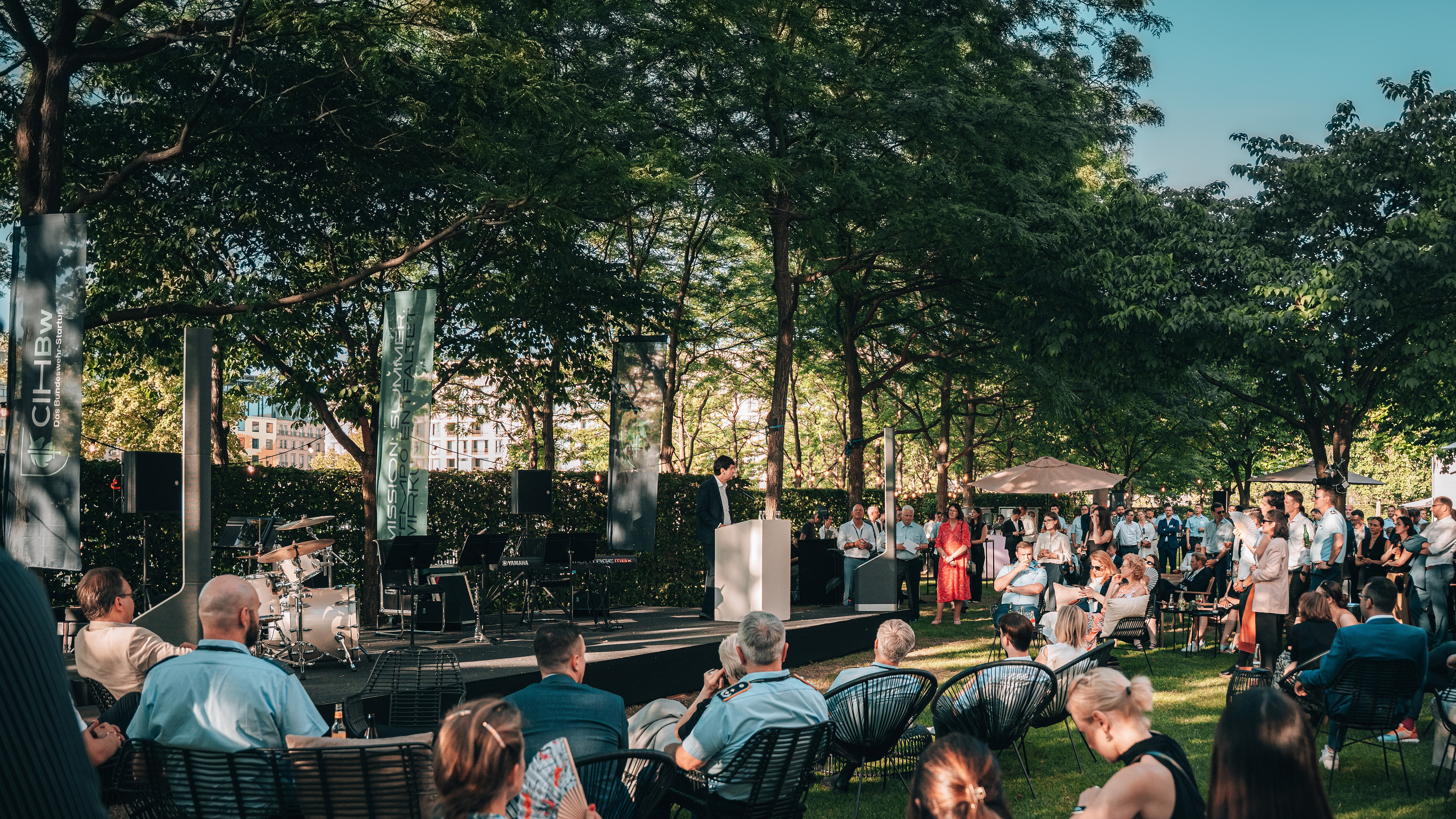 Gäste beim Sommerfest im Garten der Niedersächsischen Landesvertretung in Berlin
