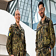 Leutnant zur See Florian Roth und Oberleutnant Marc Wietfeld stehen in Uniform in modernem Innenraum