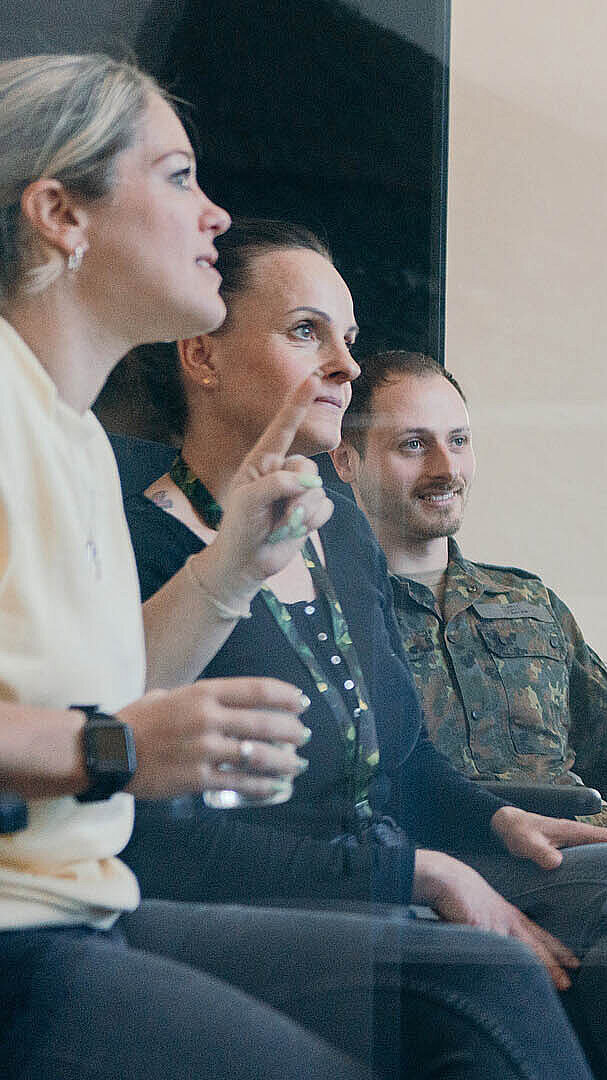 Gruppe verfolgt Präsentation in Besprechungsraum