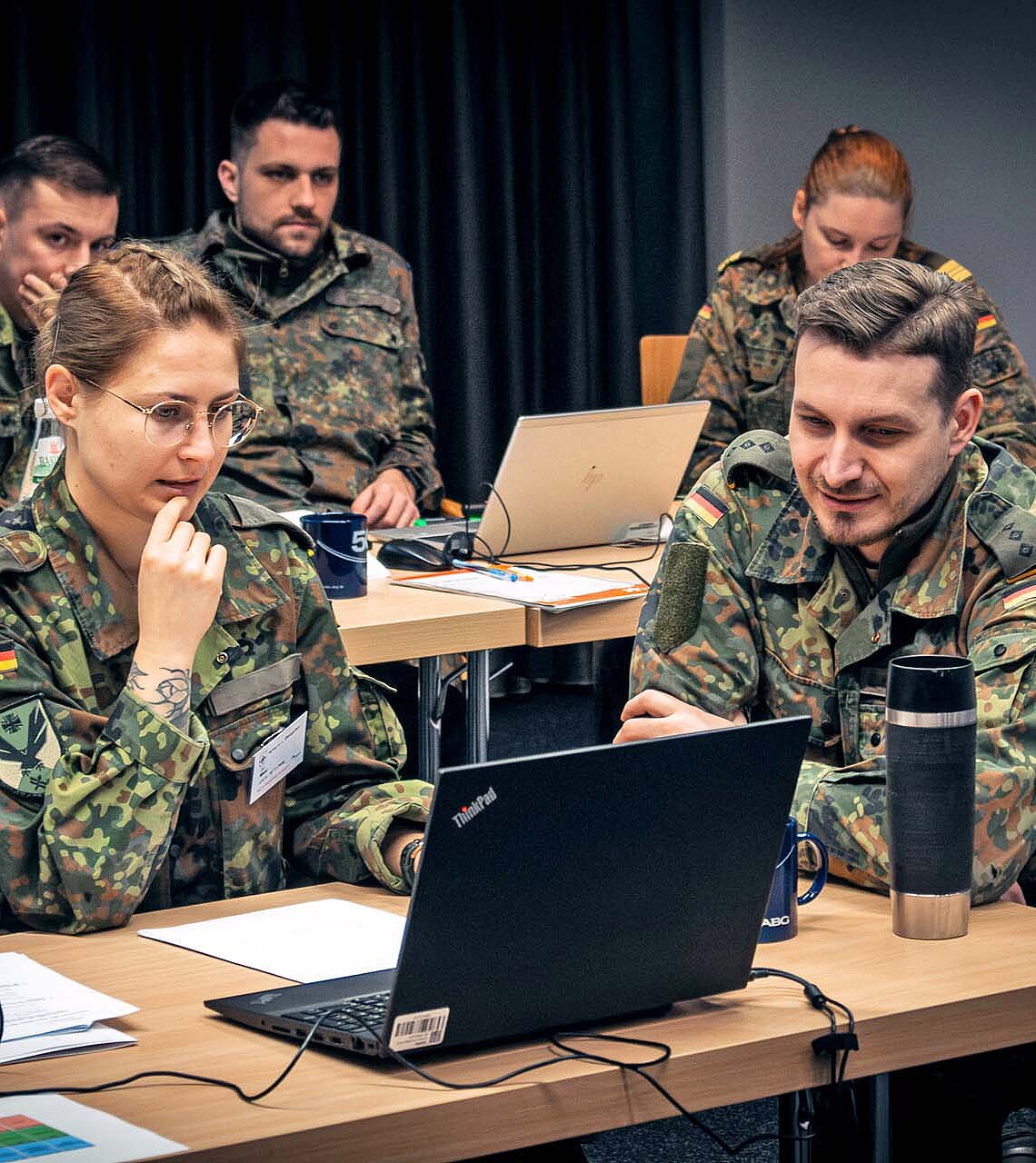 Soldat:innen testen die Platform