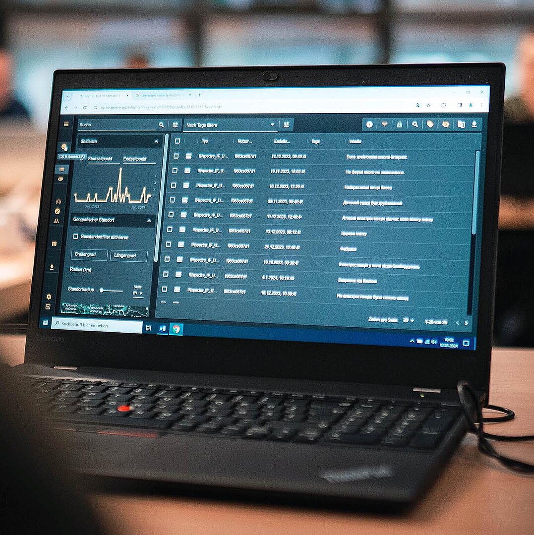 Laptop zeigt Softwareoberfläche mit Datenliste und Diagrammen