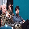 Oberst Ralph Malzahn spricht mit Mikrofon während Paneldiskussion im Sitzen
