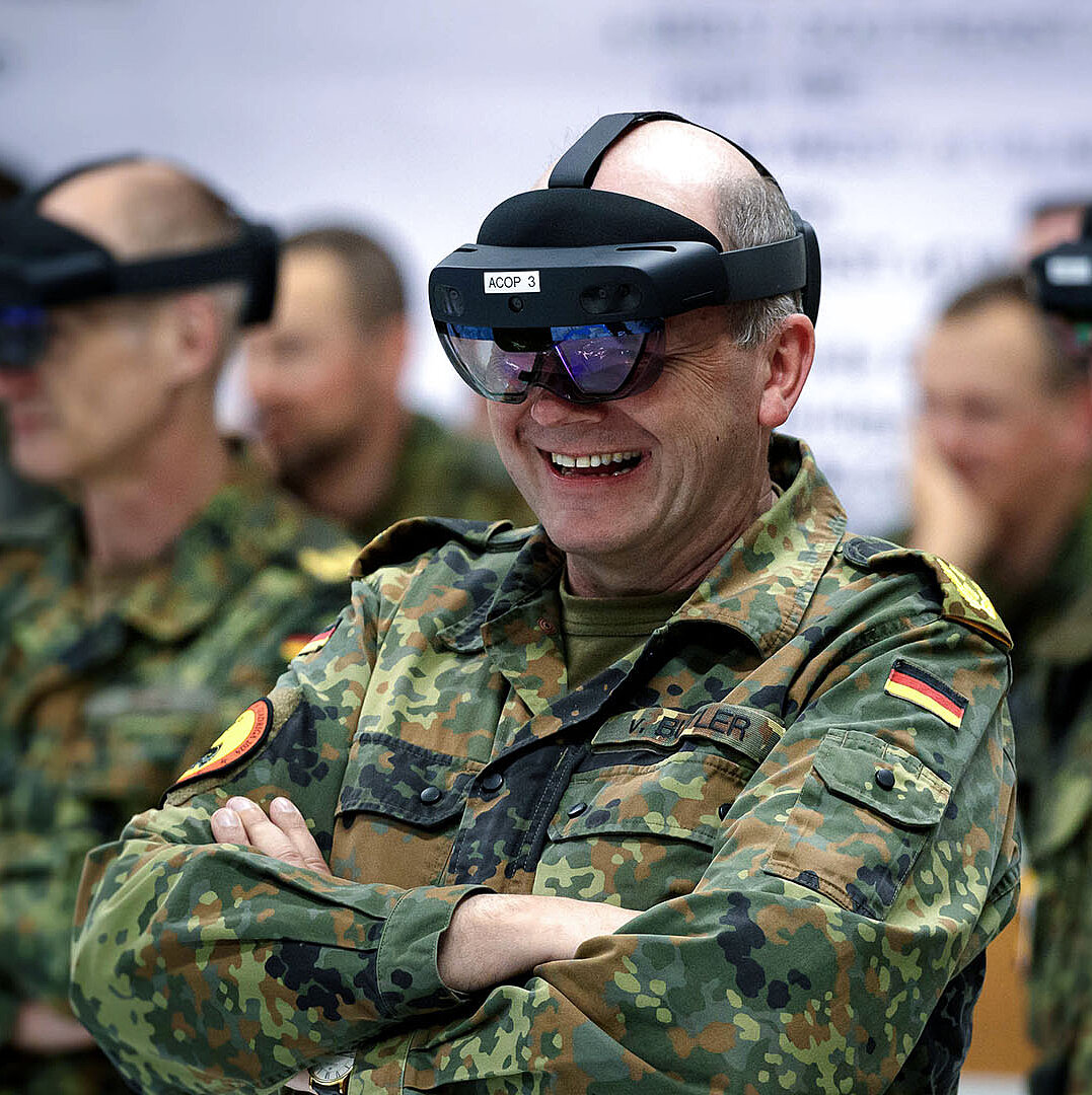 Gruppe von Soldaten trägt Mixed-Reality-Brillen im Innenraum