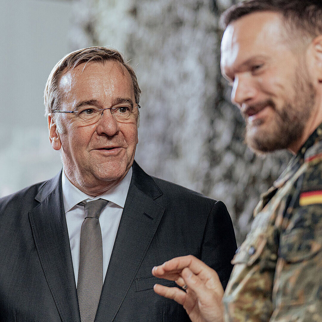 Personen im Gespräch stehen sich gegenüber im Innenraum