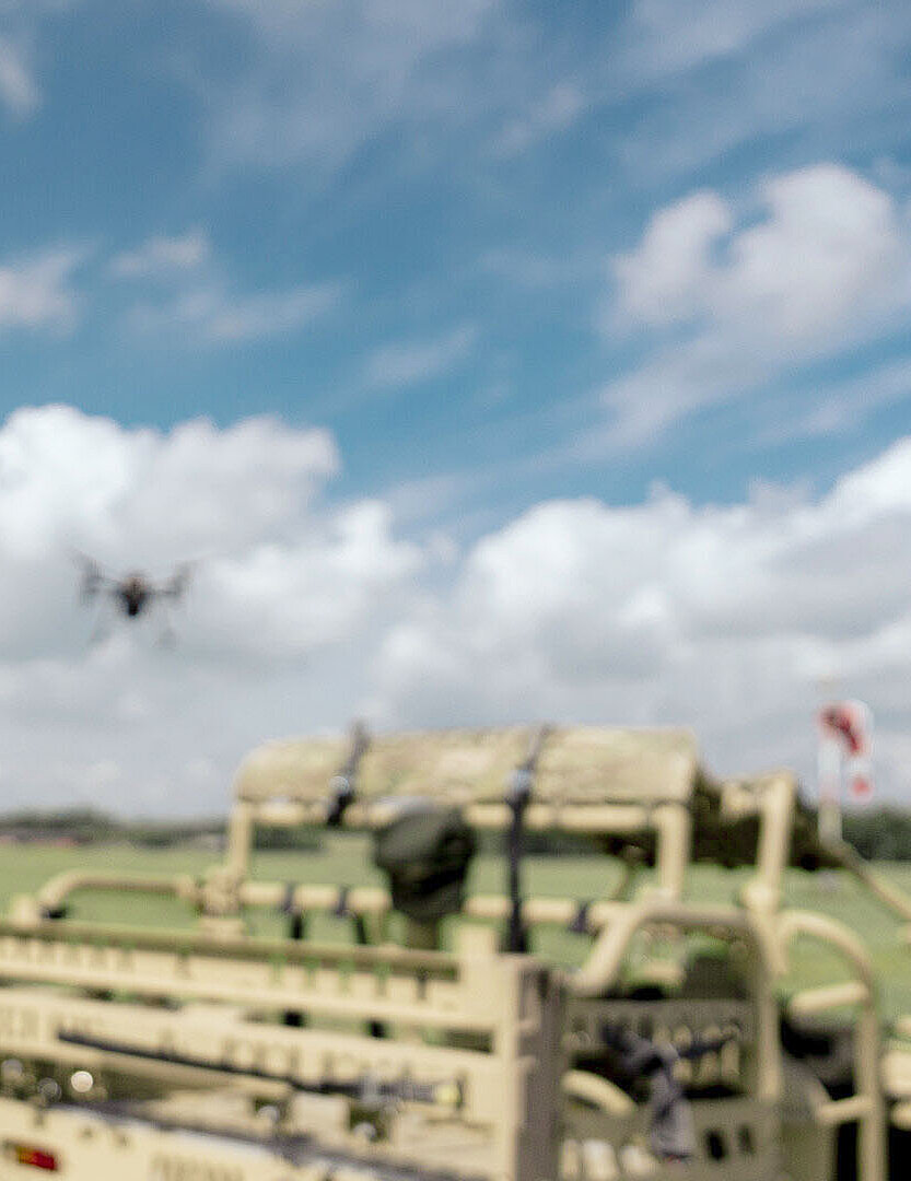 Ein Soldat zielt auf eine Drohne im Himmel.
