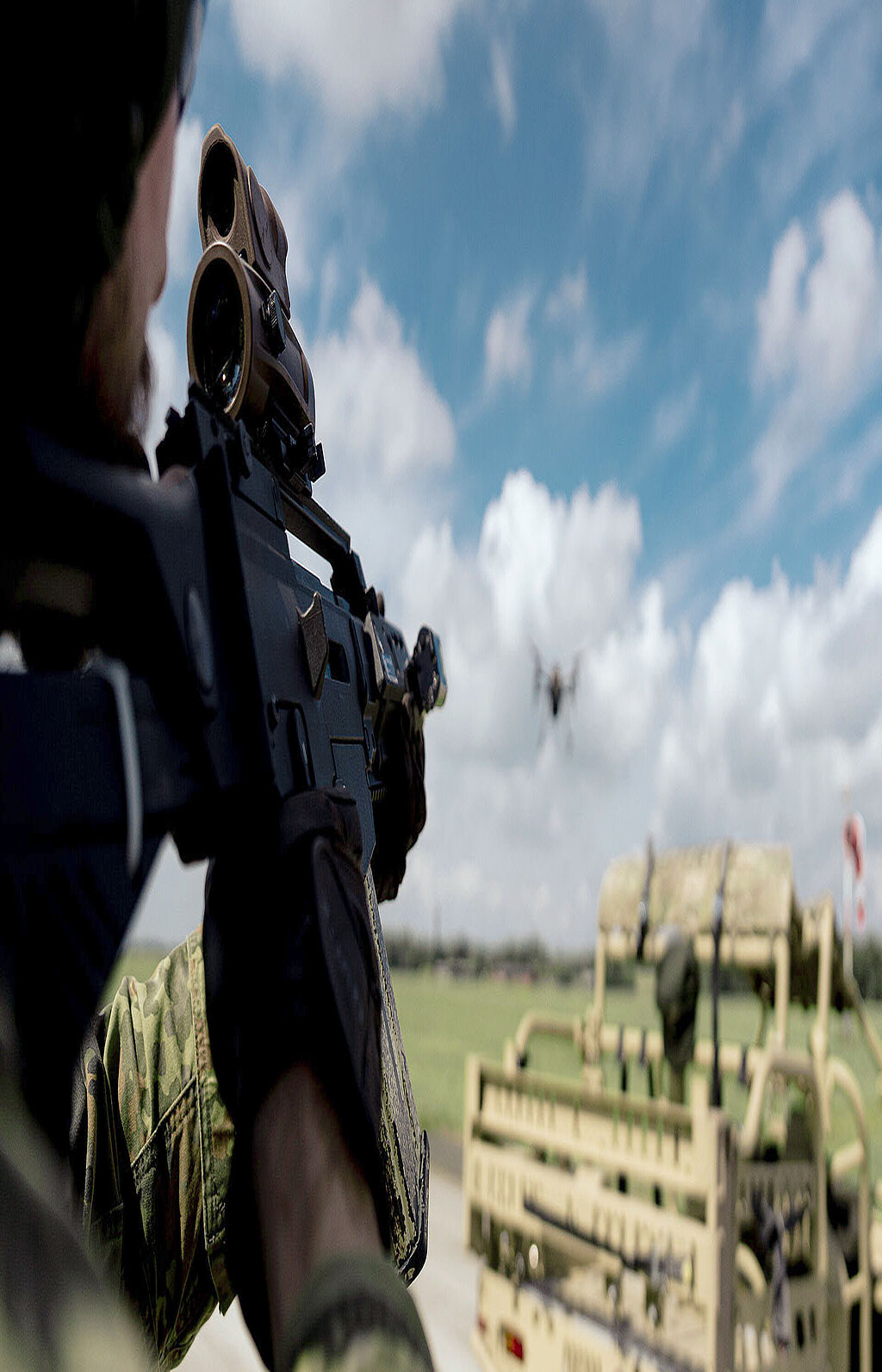 Ein Soldat zielt auf eine Drohne im Himmel.