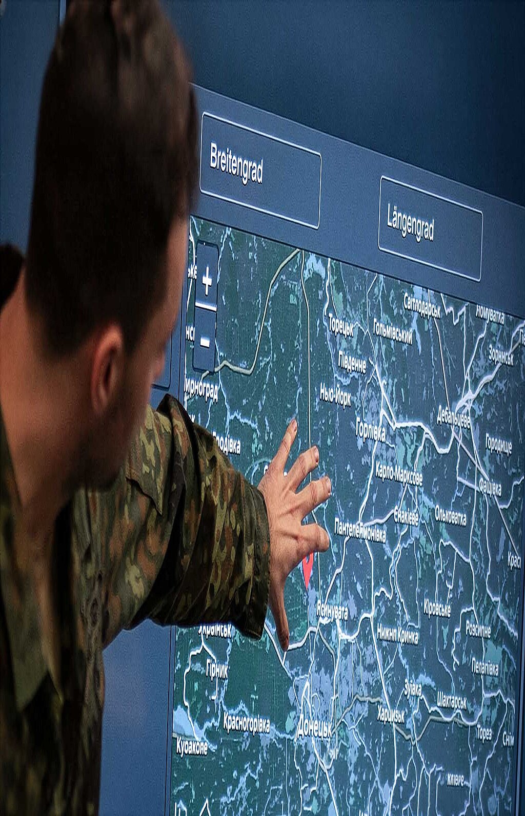 Soldat betrachtet digitale Karte.