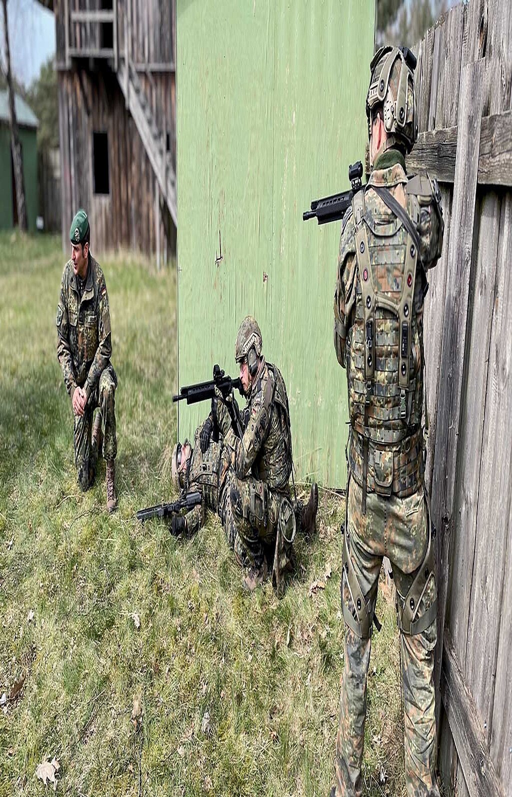 Soldaten sichern Position während Übung an Gebäudewand