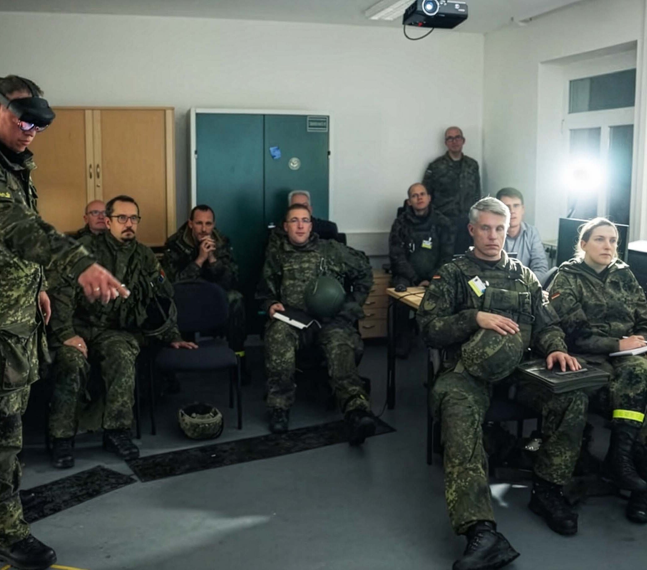 Besprechung mit Soldaten, eine Person demonstriert Mixed-Reality-Anwendung