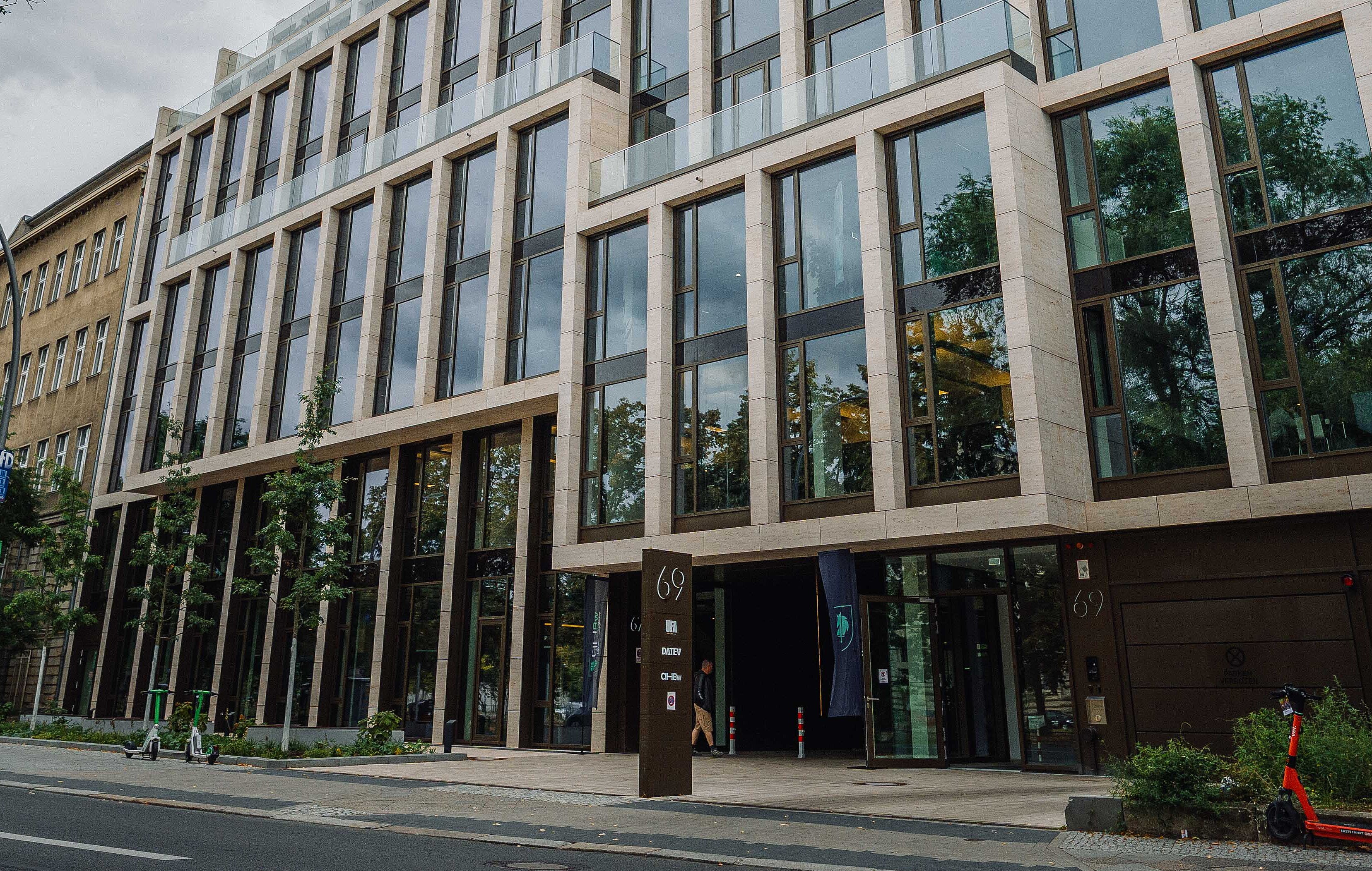 Straßenansicht des Bürogebäudes des Cyber Innovation Hub der Bundeswehr am Schöneberger Ufer 69 in Berlin