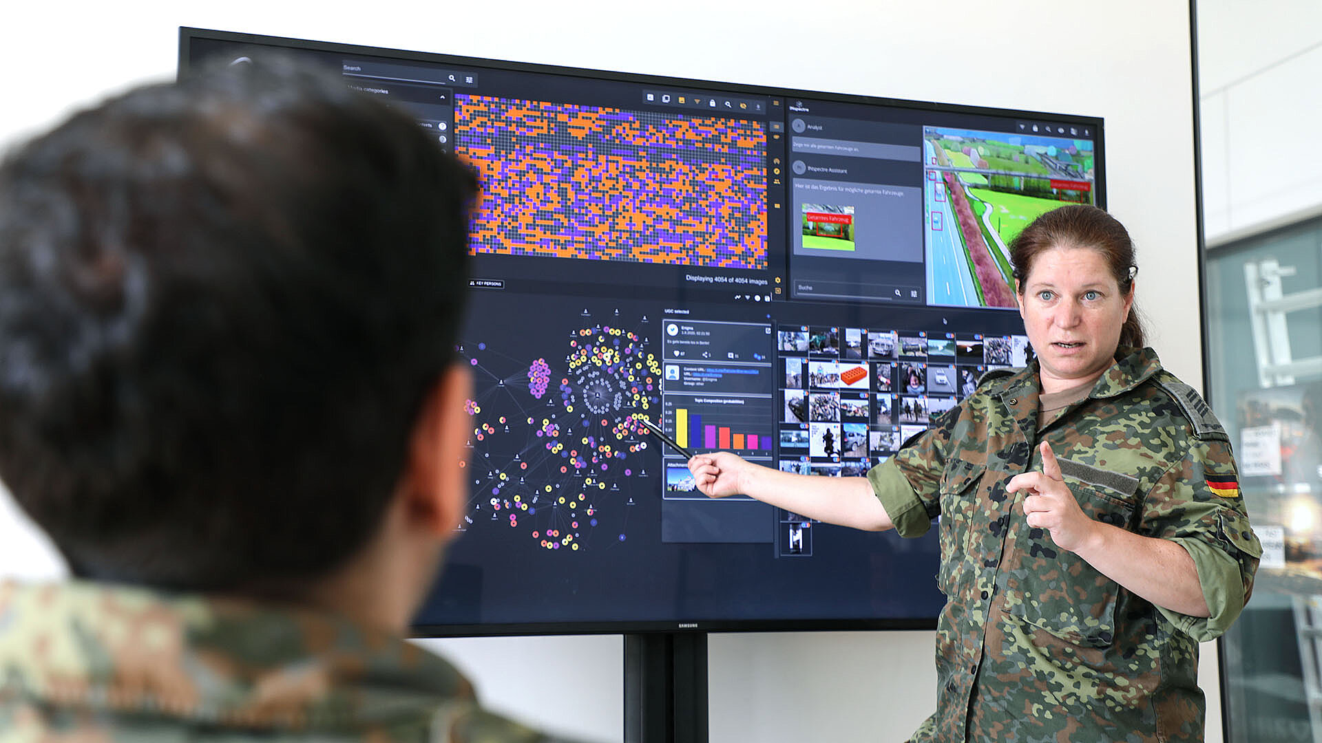 Person erklärt Analyseergebnisse vor großem Display