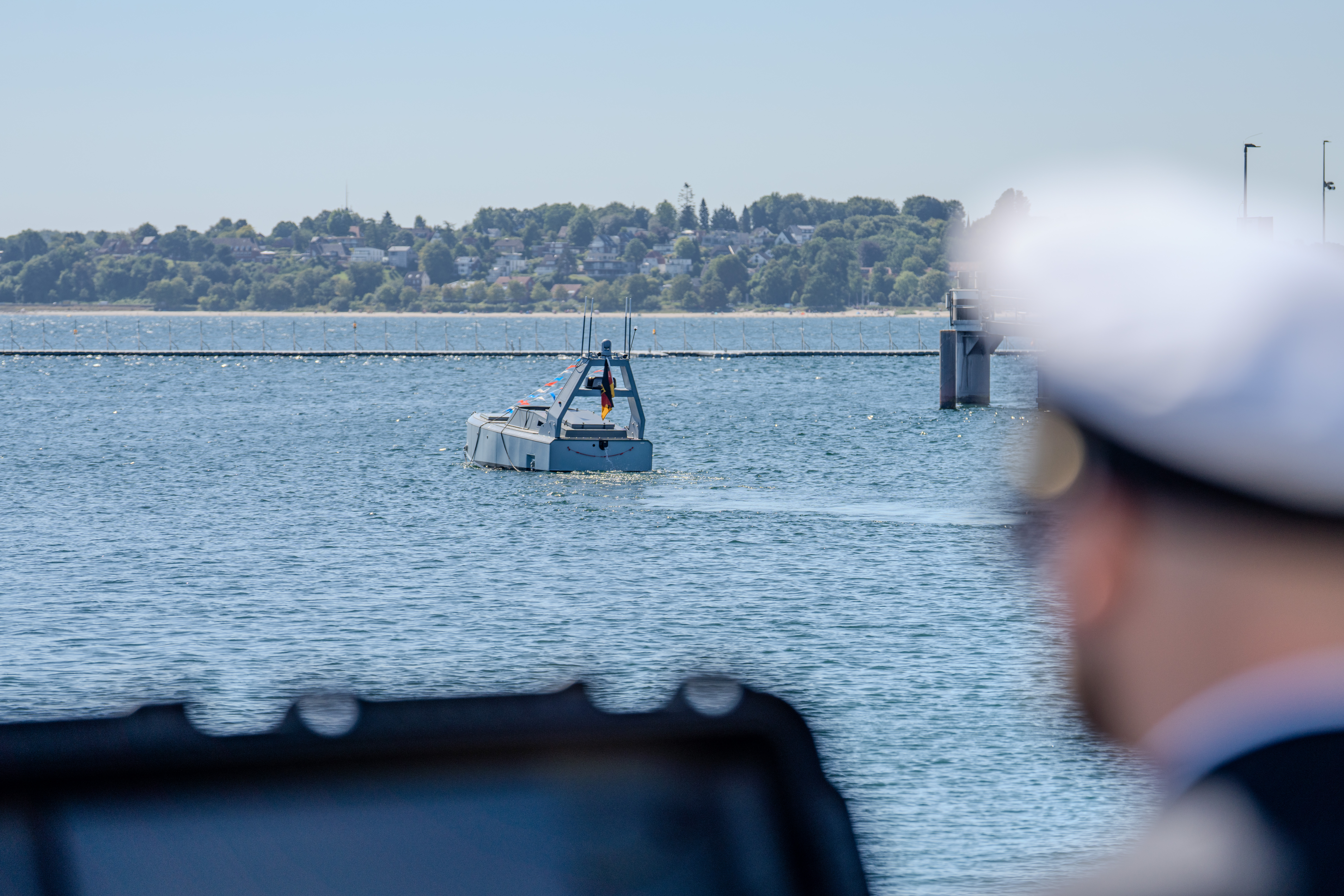 Ein Marinesoldat schaut auf die auslaufende Seetaube.
