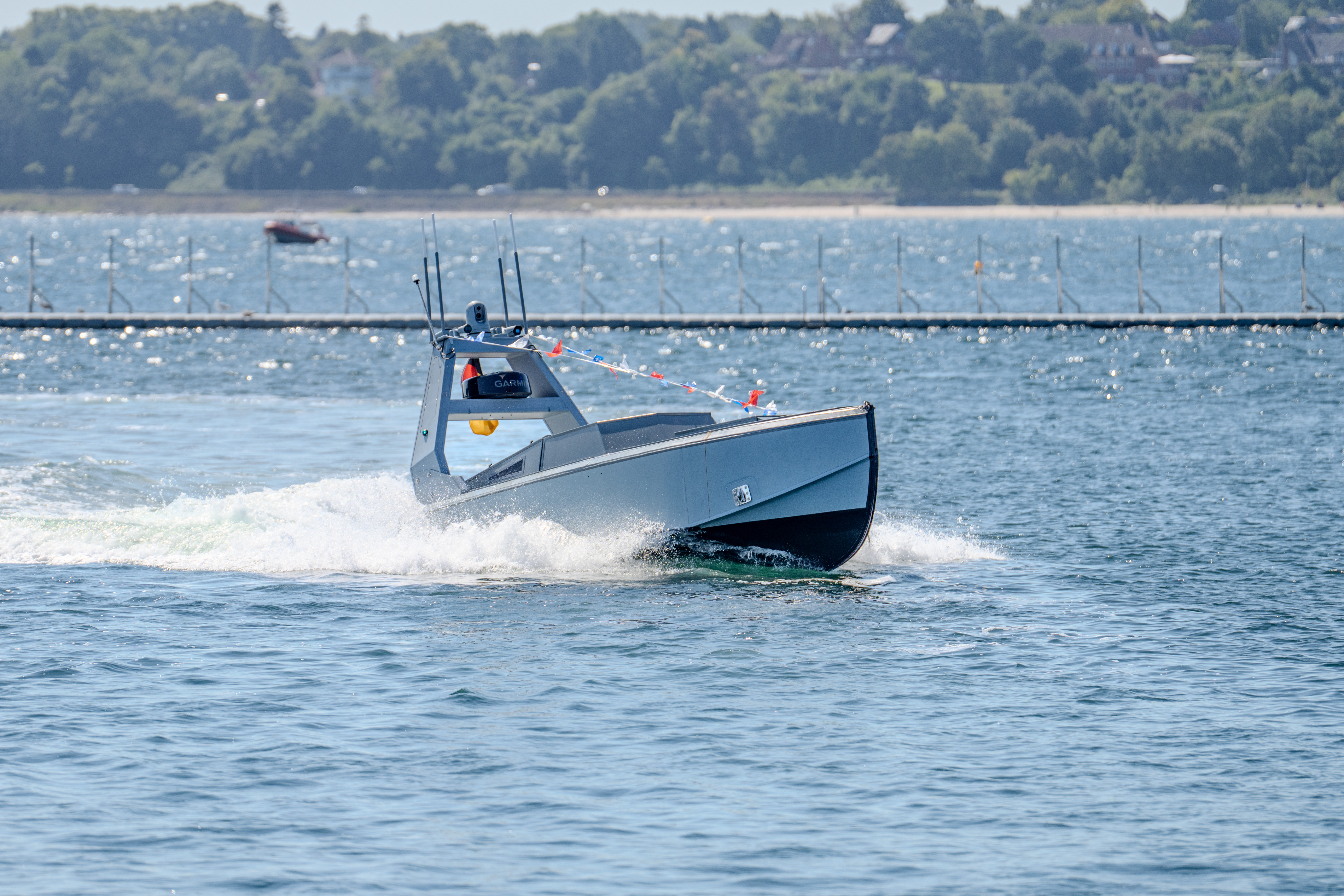 Das unbemannte Überwasserfahrzeug Seetaube fährt im Hafen von Eckernförde