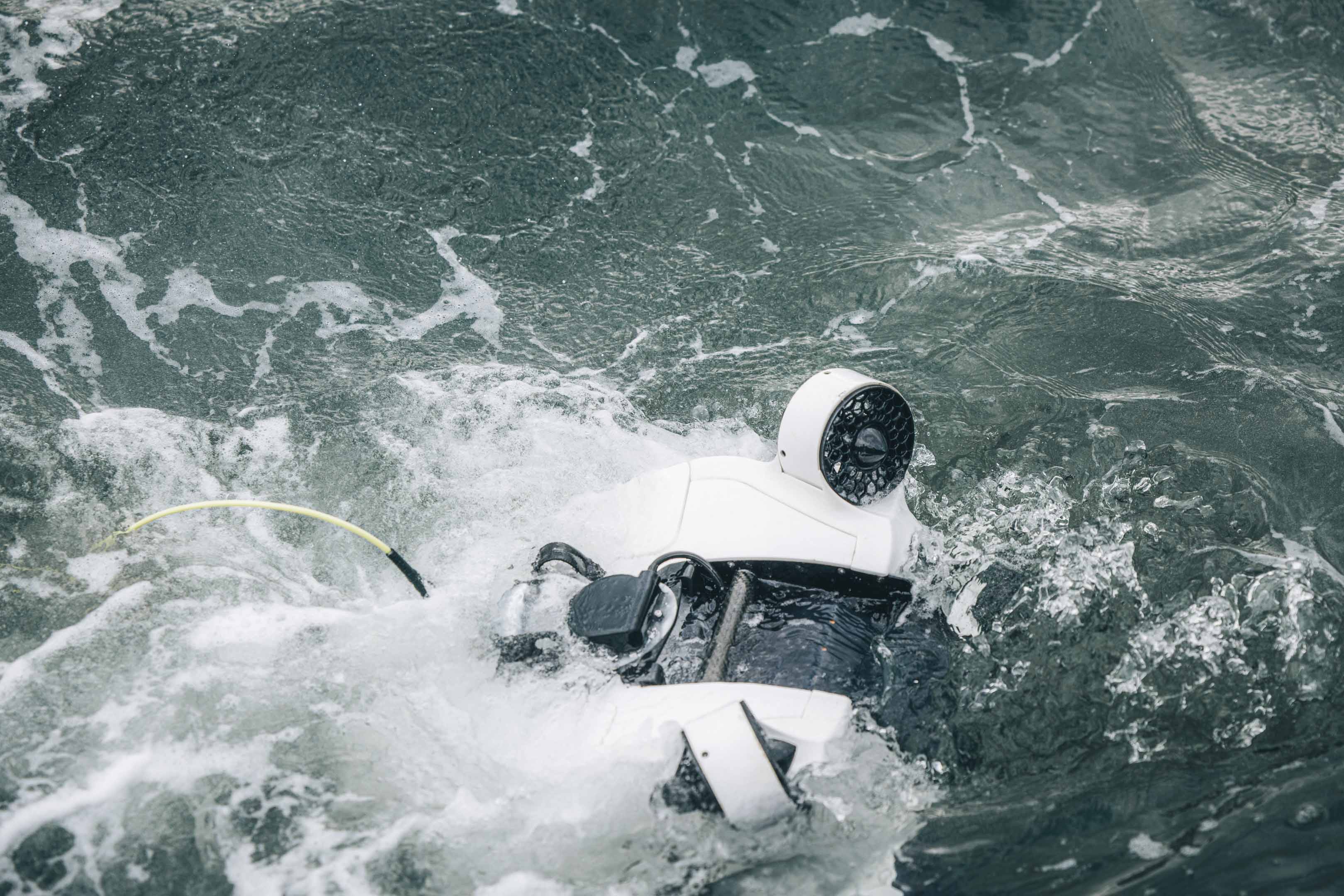 Im sprudelnden Wasser fährt ein unbemanntes Wasserfahrzeug mit zwei weiß-schwarzen Antriebsturbinen.