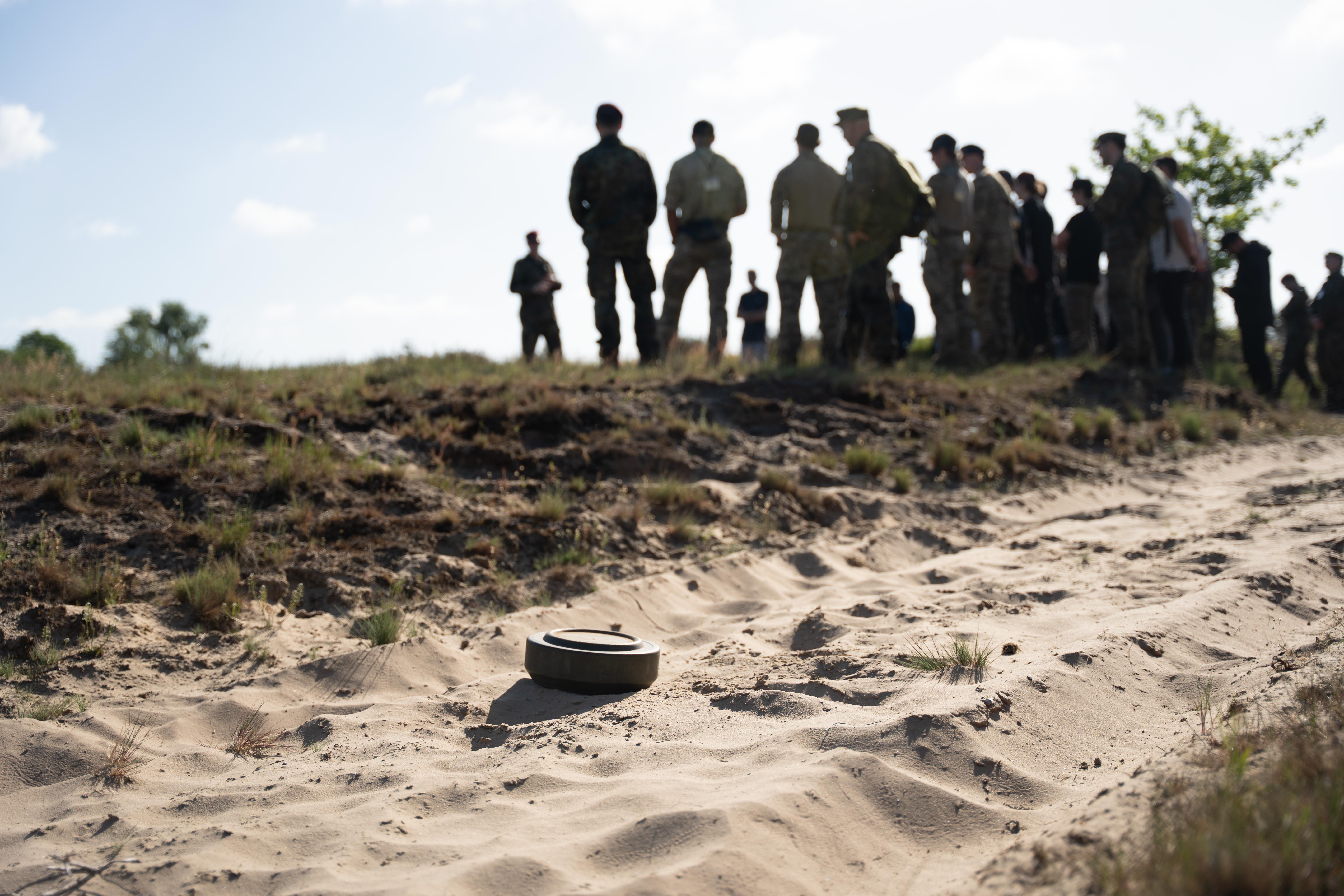 Minensperre auf Sandweg