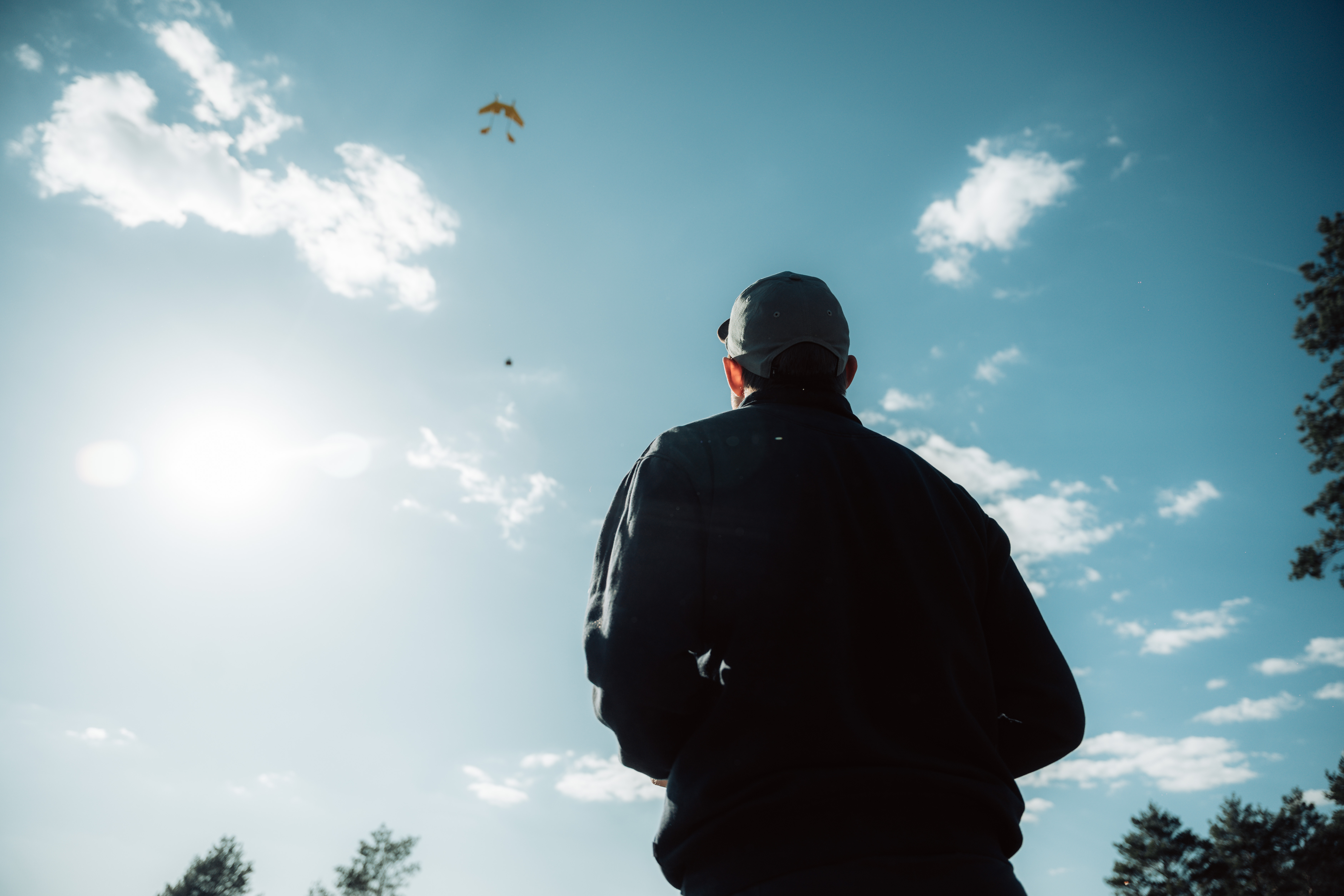 Ein Bediener steuert eine Drohne am Himmel