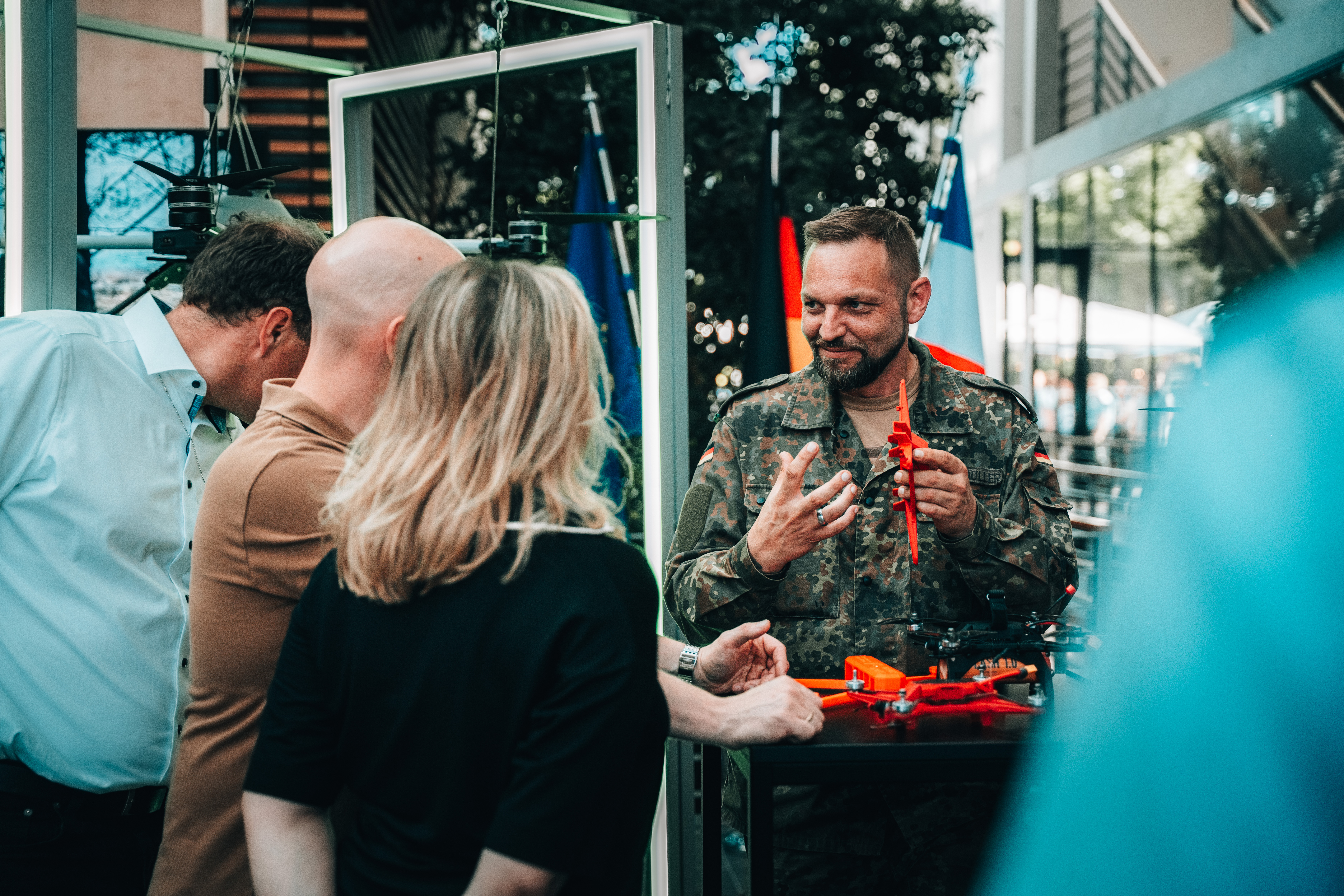 Soldaten der SparkCell Bad Salzungen erklären ihre Idee.