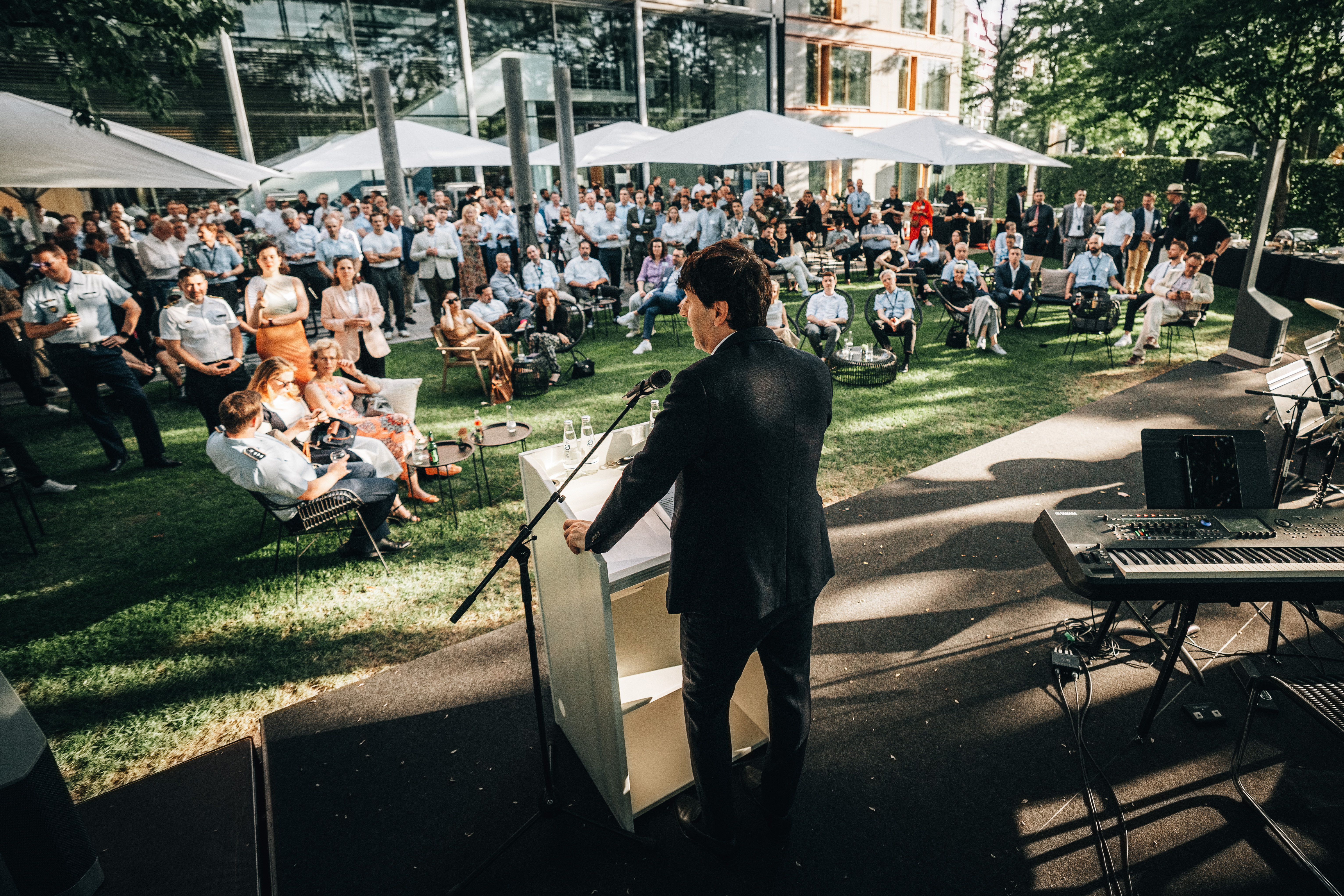 Sven Weizenegger, Leiter des CIHBw, bei seiner Rede vor Gästen beim Sommerfest 2026
