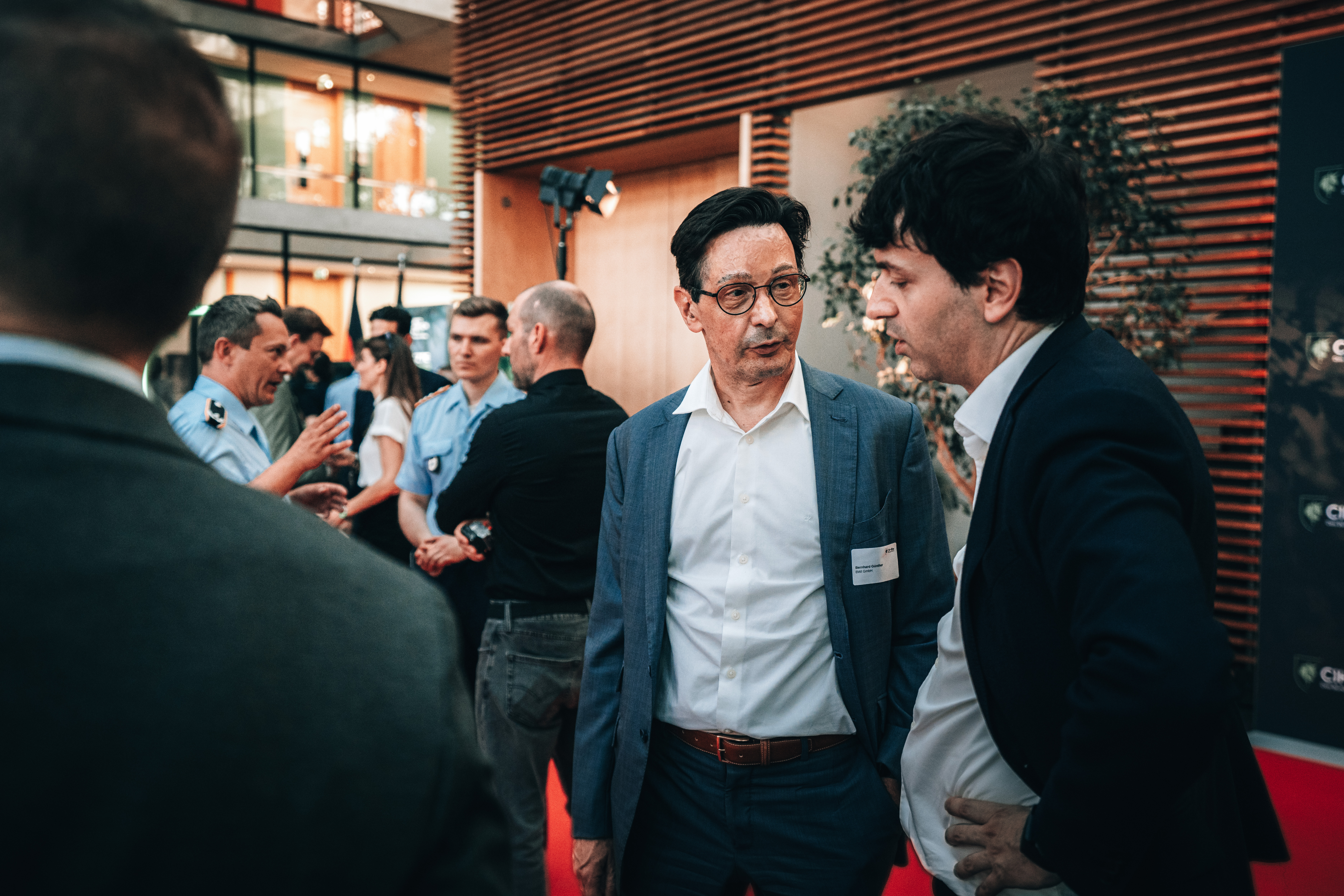 Sven Weizenegger, CIHBw, und Bernhard Günther, BWI, im Gespräch